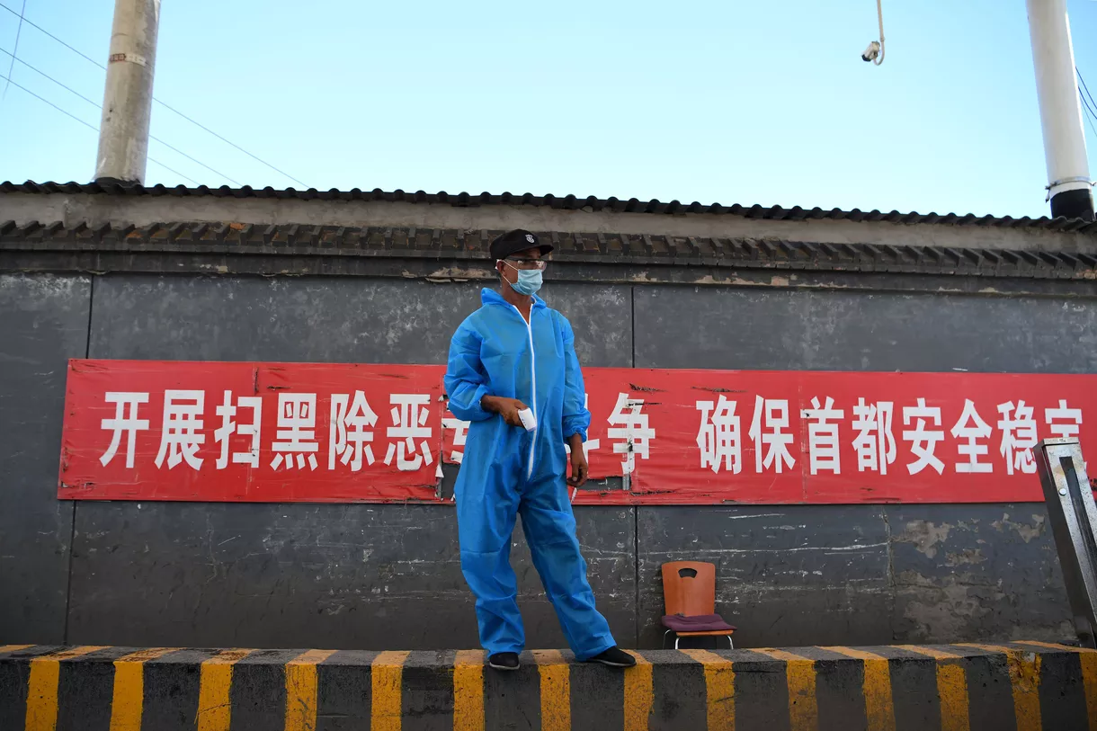 Охоронець біля зачиненого через спалах ринку Xinfadi в Пекіні: фото Noel Celis/AFP