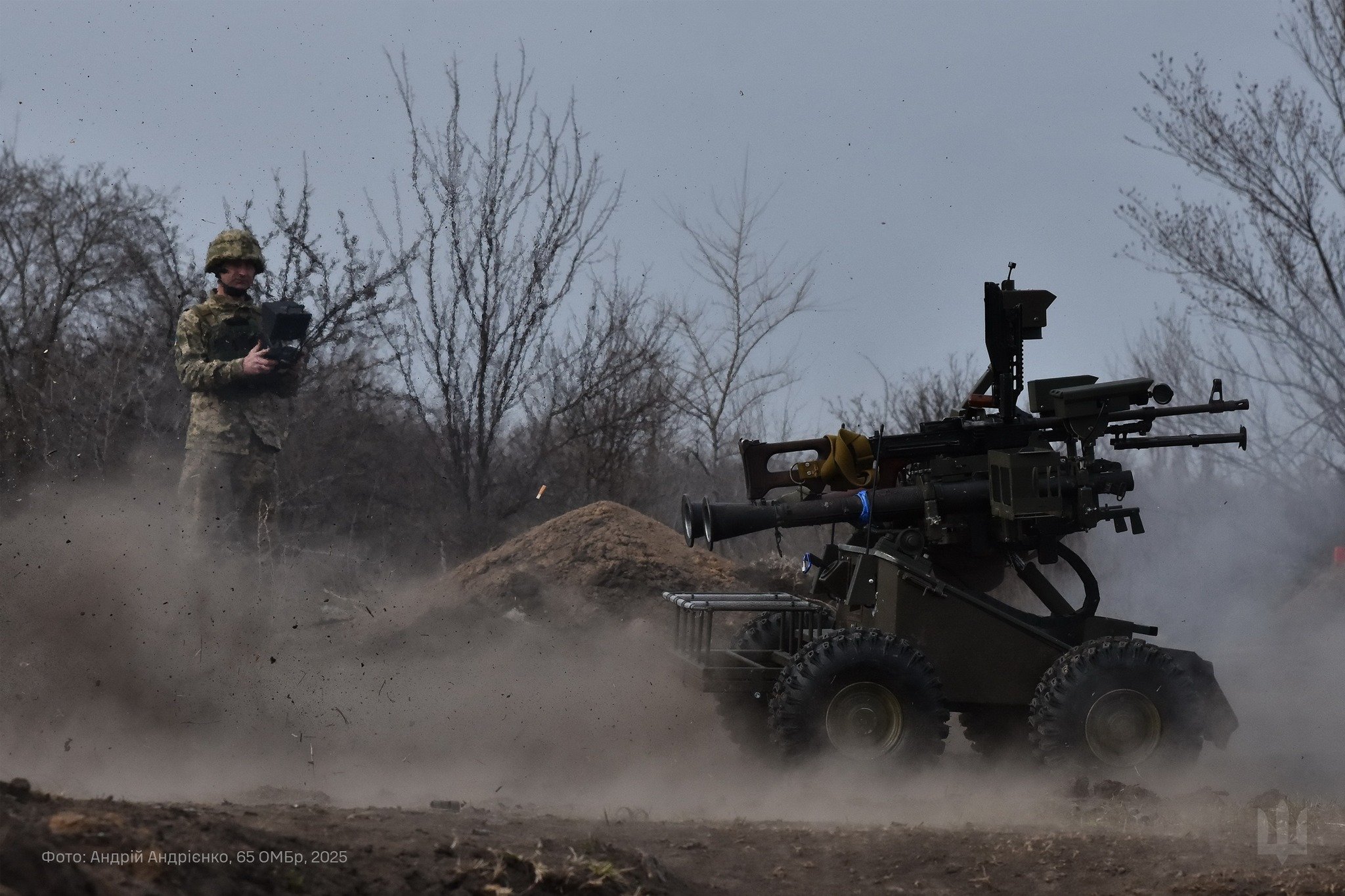 Бійці 65 окремої механізованої бригади ЗСУ «Великий Луг» тестують НРК «Гном». Цей наземний дрон має на озброєнні два протитанкові гранатомети РПГ-7 та кулемет ПКМ. «Гном» стріляє кучніше та точніше, ніж звичайний боєць, кажуть військові
