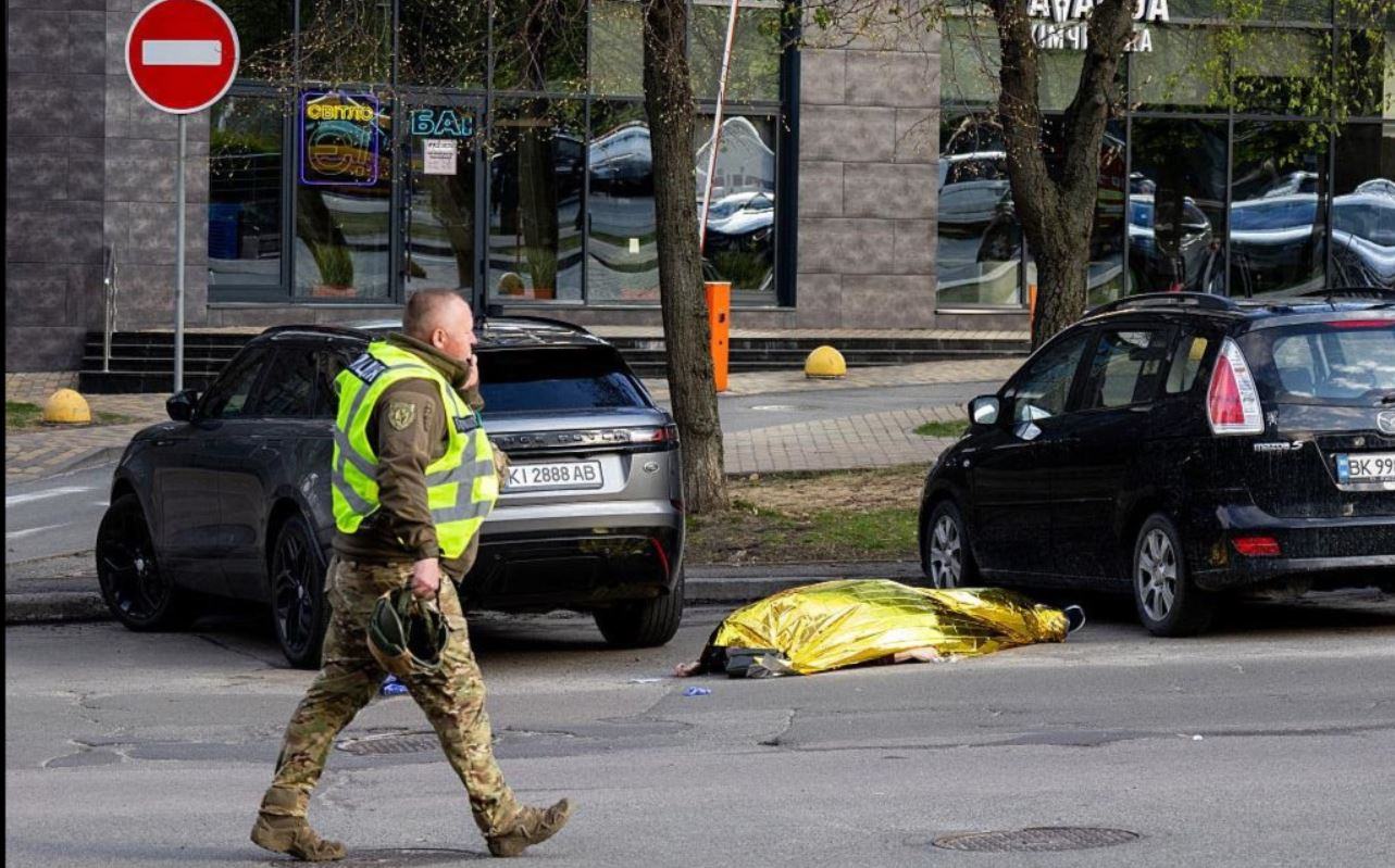 Голосіївський проспект, 18 квітня 2026 року. Біля автомобіля лежить тіло однієї з жертв Дмитра Васильченкова