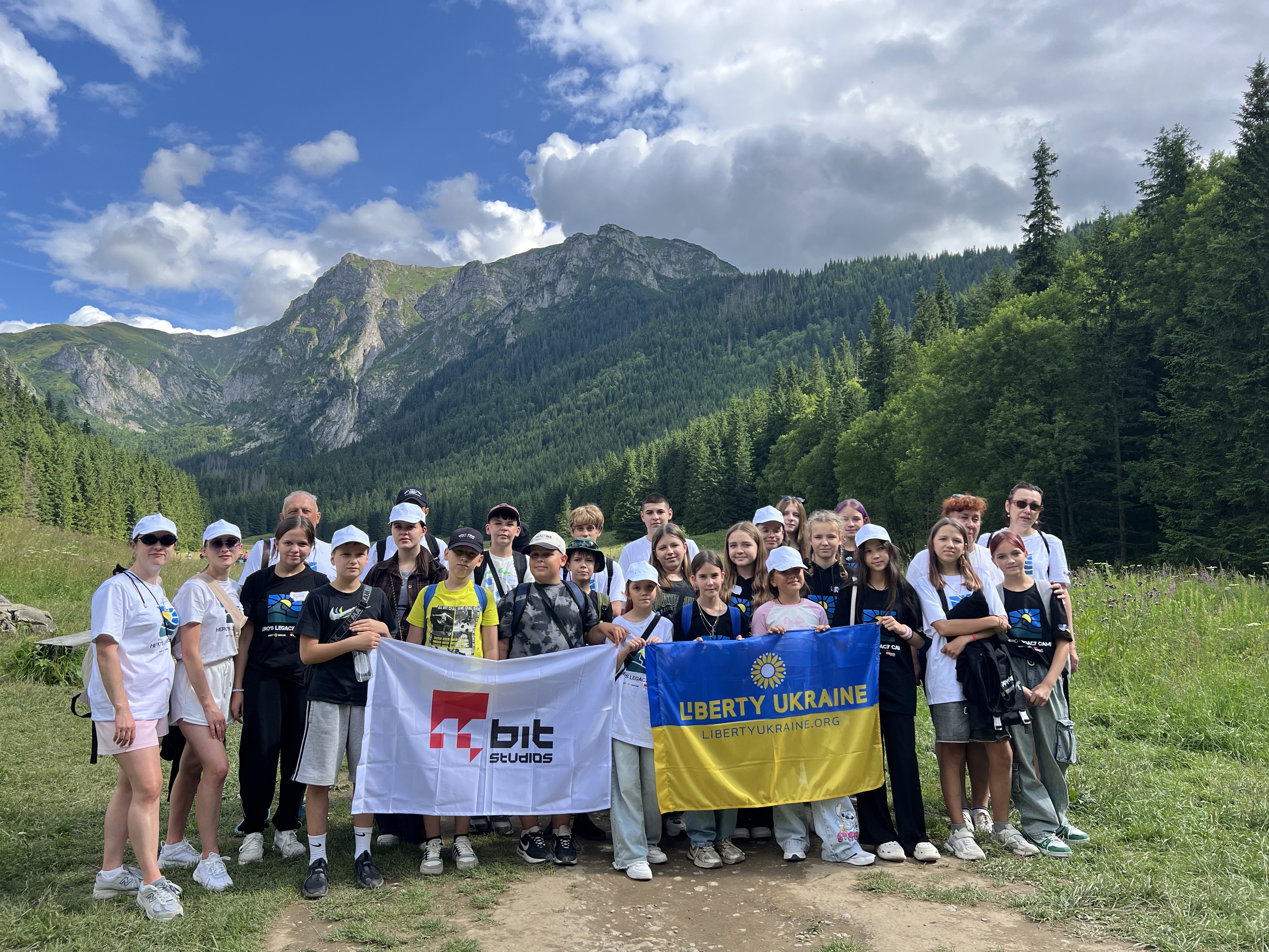Група українських дітей під час літньої зміни в гірському таборі. Фото авторки