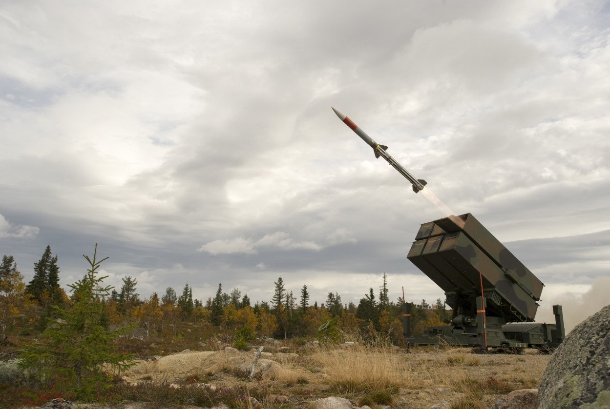 Пуск ракети AIM-120 з пускової установки ЗРК NАSAMS. Фото: Kongsberg.