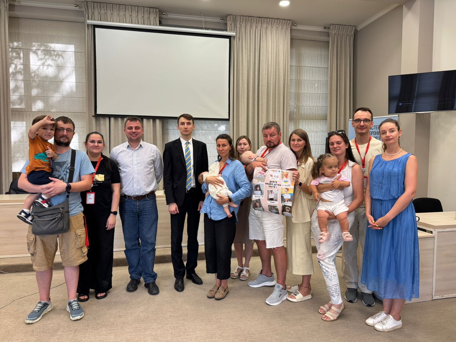 Фото учасників спільноти “Маленькі люди України” під час їх візиту до МОЗ. Це батьки дітей з ахондроплазією