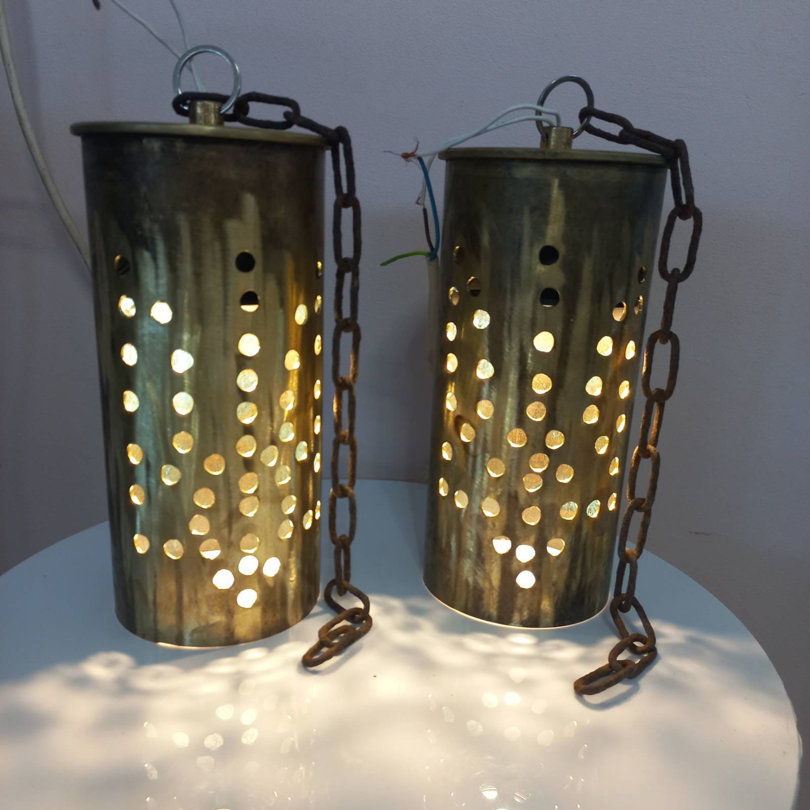 Віктор Суліма виготовляє сувеніри з гільз для патронів