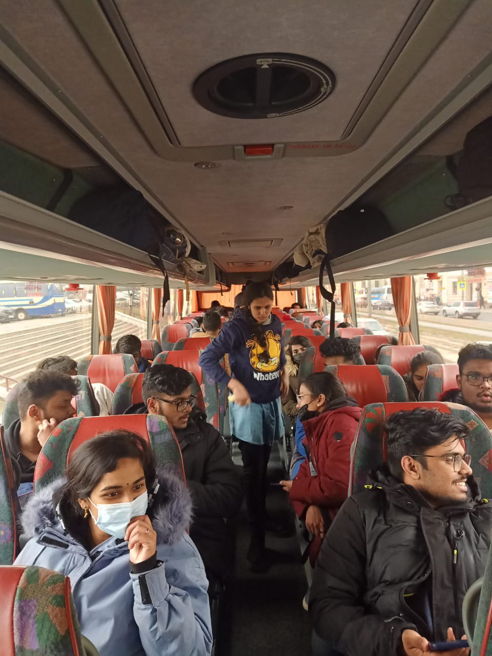 Група індійських студентів у організованому українськими волонтерами автобусі у Львові, надано Ольгою Кухар