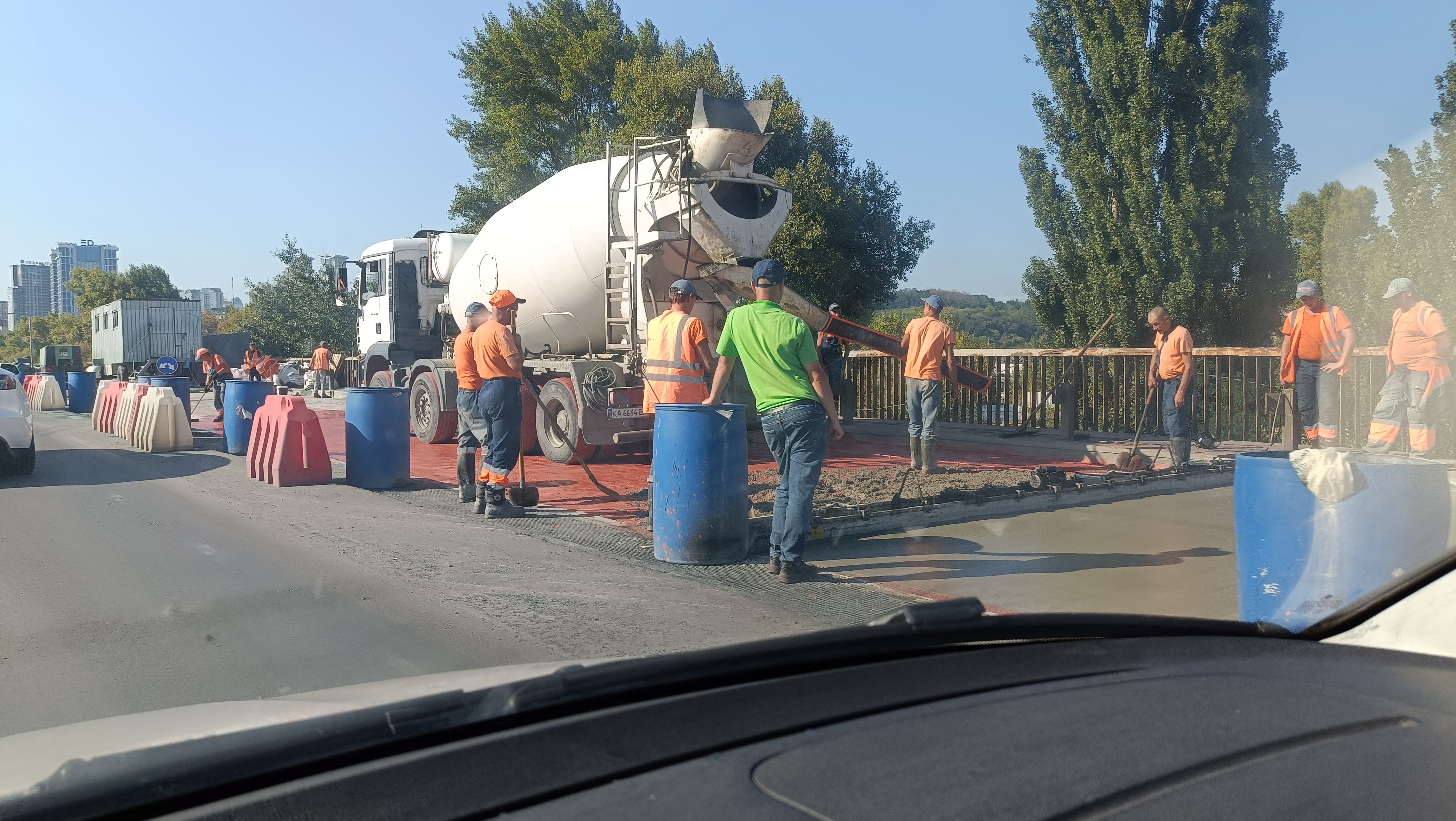 Попри дефіцит кадрів у будівництві загалом і на мосту зокрема, часом тут можна помітити пожвавлення робіт