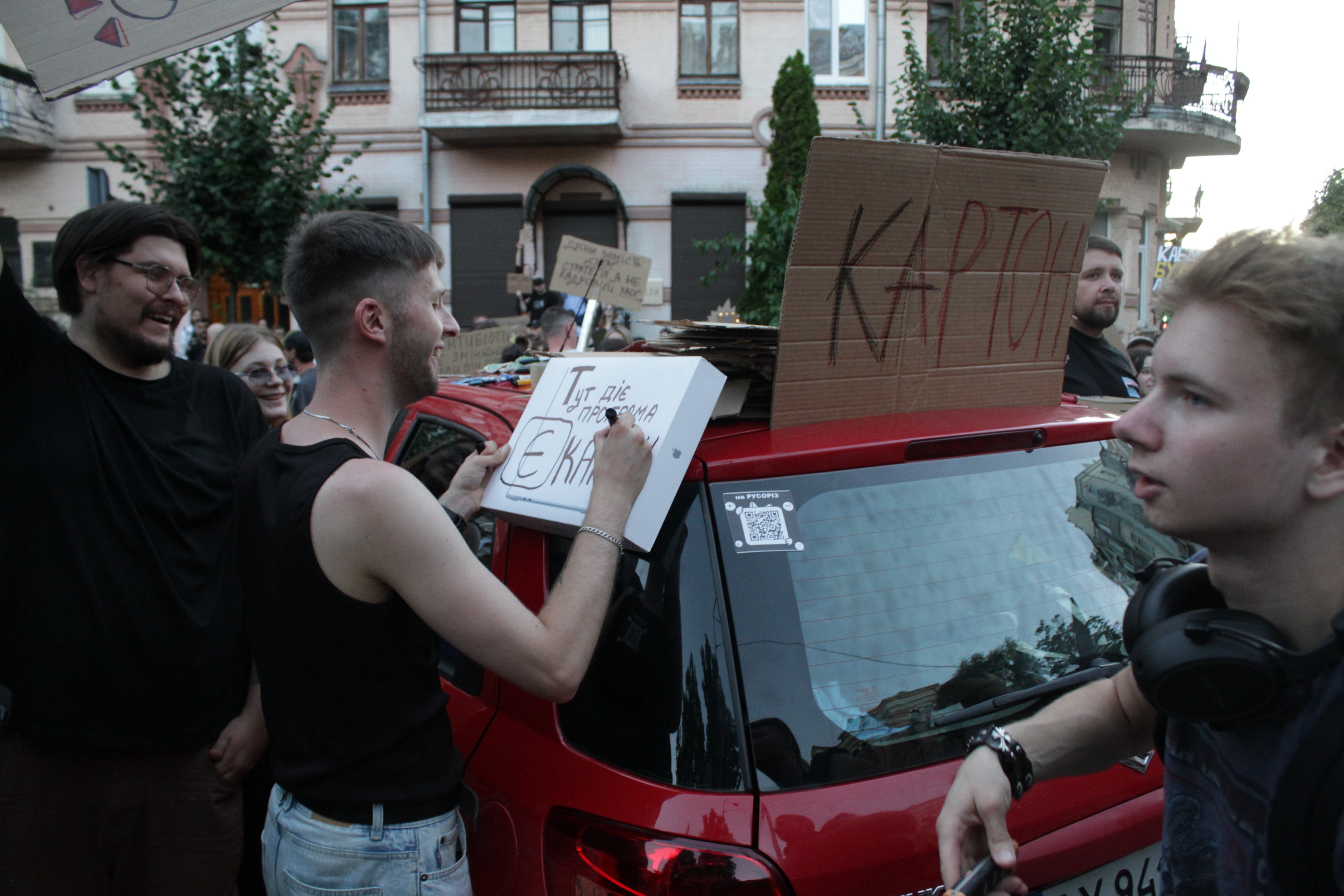 Протести в київському сквері біля Театру Франка. 18 липня 2026 року. Тут і далі фото Юрія Луканова
