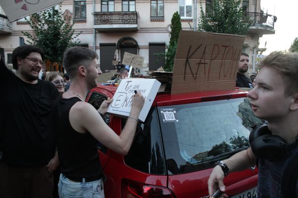 Ідуть, але обіцяють повернутися. Хто ці люди — картонкові протестувальники?