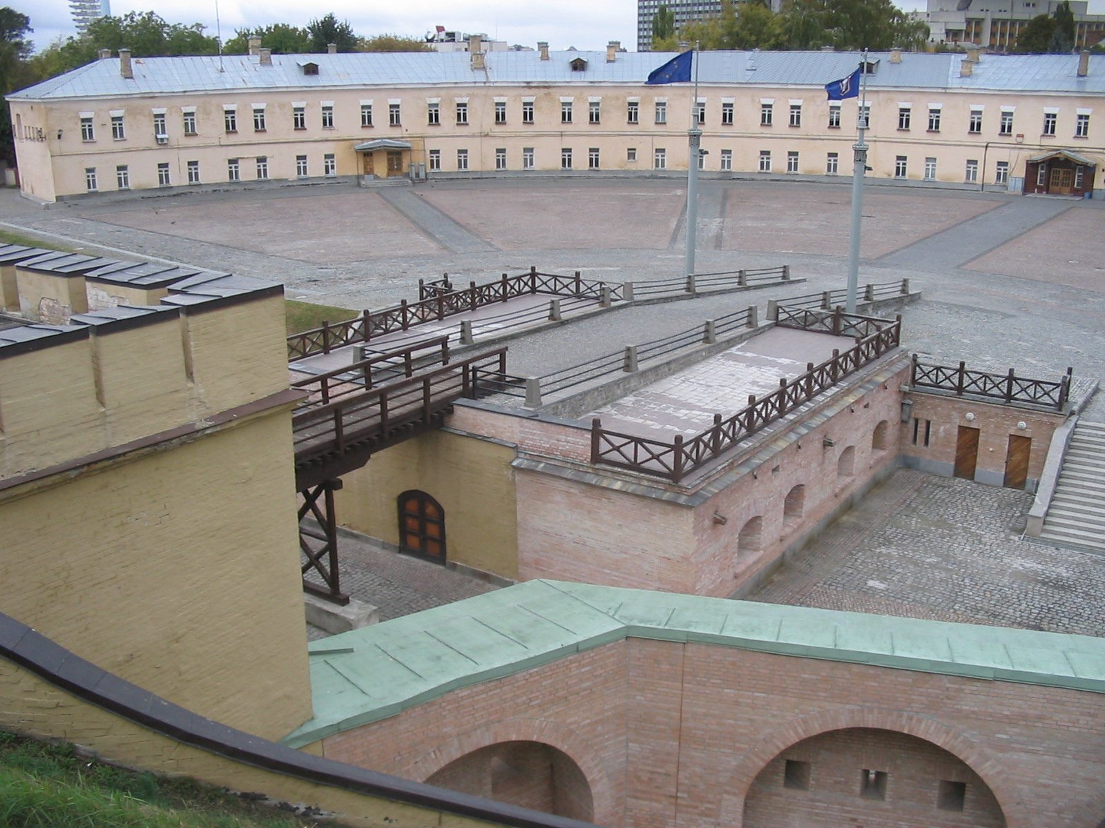 Напівкругла вежа Госпітального укріплення та гігантська площа перед нею розташована майже в центрі Києва