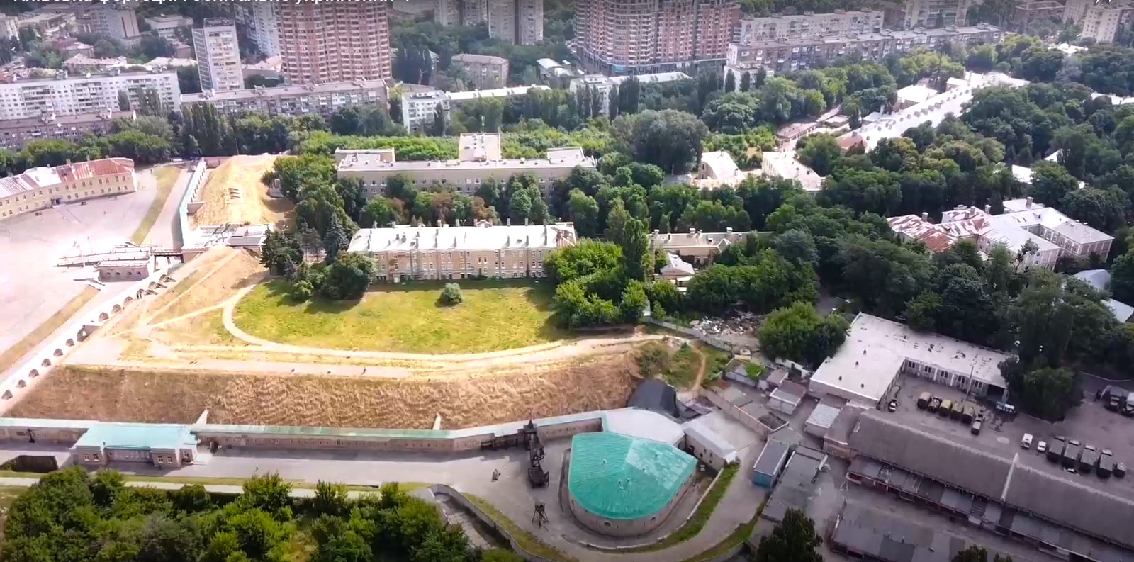 Під зеленим дахом внизу – капонір, цегляна споруда з гарматами при Госпітальному укріпленні. Зараз тут експозиція музею "Київська фортеця".