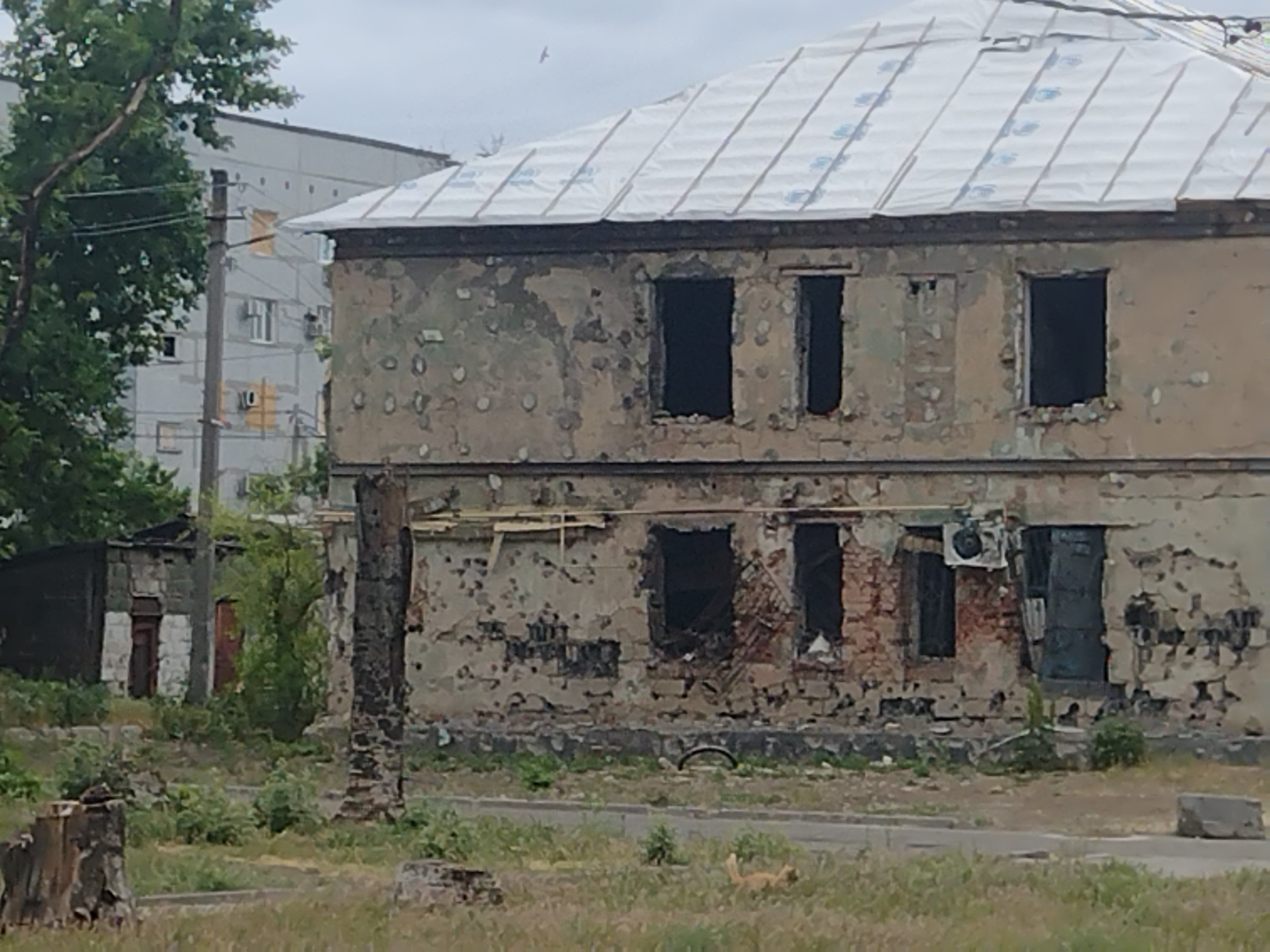Будівля без вікон у Кураховому на Донеччині. Фото авторки