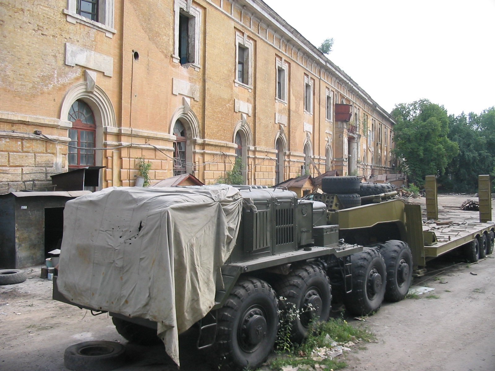 Так виглядав задній двір сьогоднішнього Мистецького арсеналу у 2005 році, під час демонтажу військового обладнання