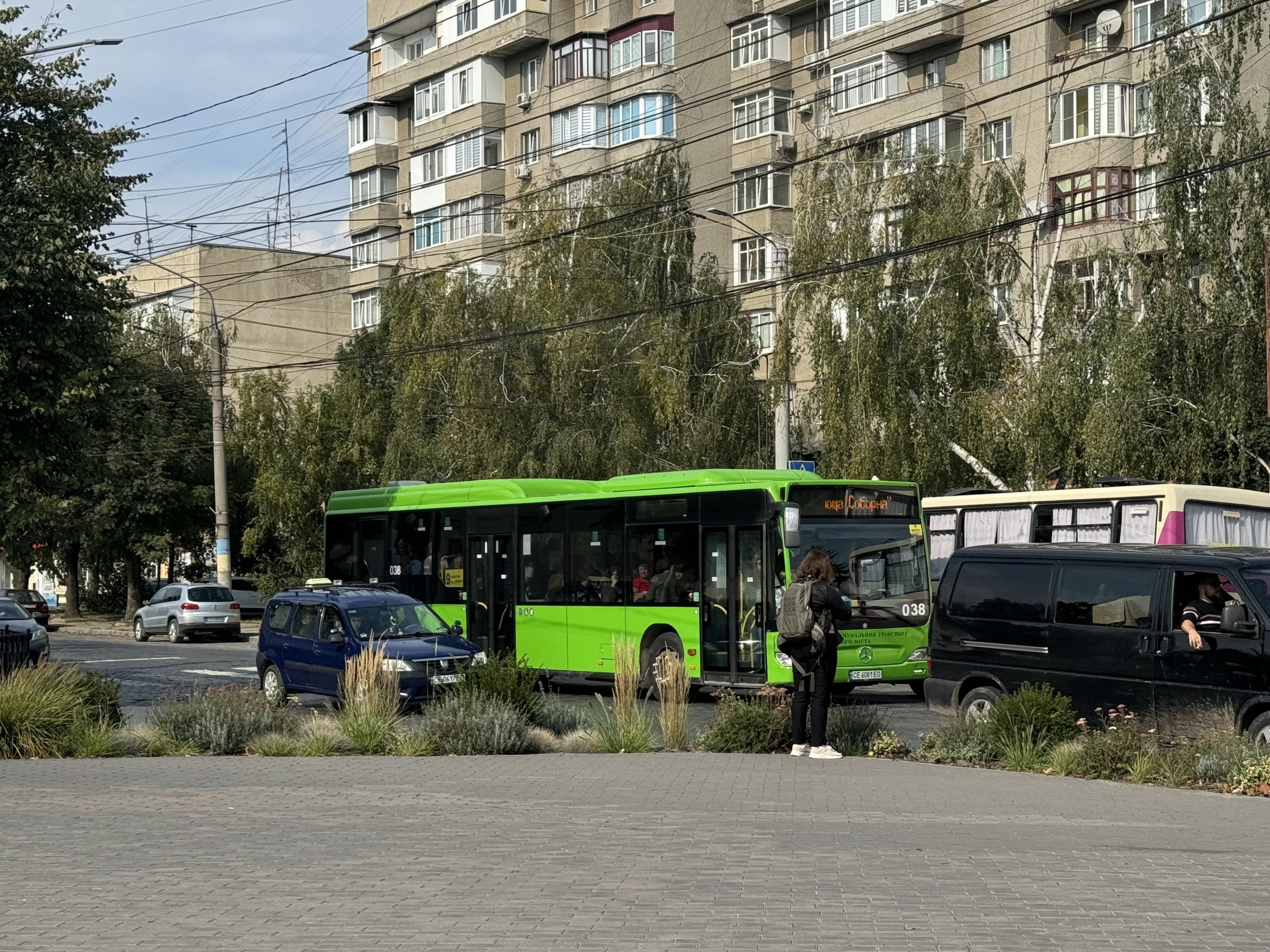 Новий автобус на вулиці в Чернівцях