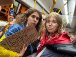 Попередній перегляд Максим Веремій разом із подругою їдуть протестувати на площу Івана Франка в Києві. «Ми іноді матюкаємося в розмовах між собою, але не всі. Ось подруга, з якою ми їздили на мітинг, принципово не вживає матюків», — пояснює Максим. Фото надане автором