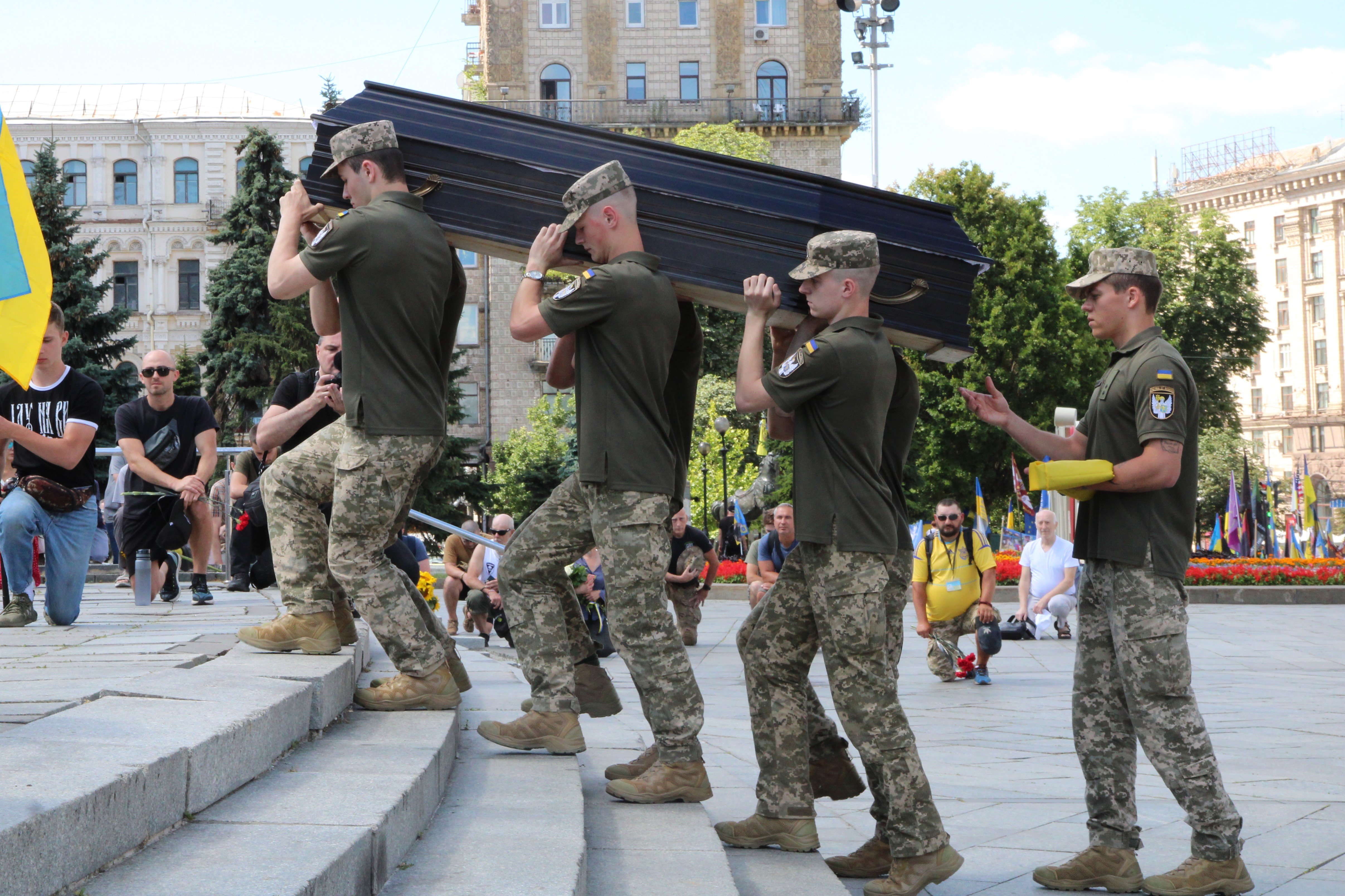 Військові несуть домовину Пітера Фуше іноземці в зсу, війна, пітер фуше, військові, волонтер, парамедики, загиблі