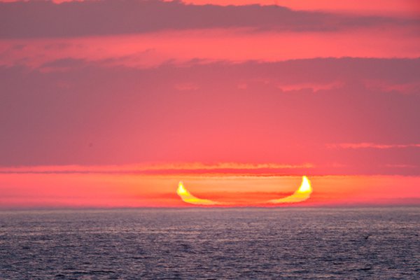 Астрономічне фото дня: "роги диявола" в "кільці вогню"