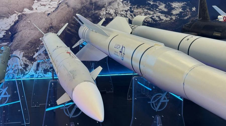Ukrainian RK-19 missile (left) for the Osa-AKM. The Kyiv-based Luch Design Bureau presented the development at the MSPO 2026 defense exhibition in Poland