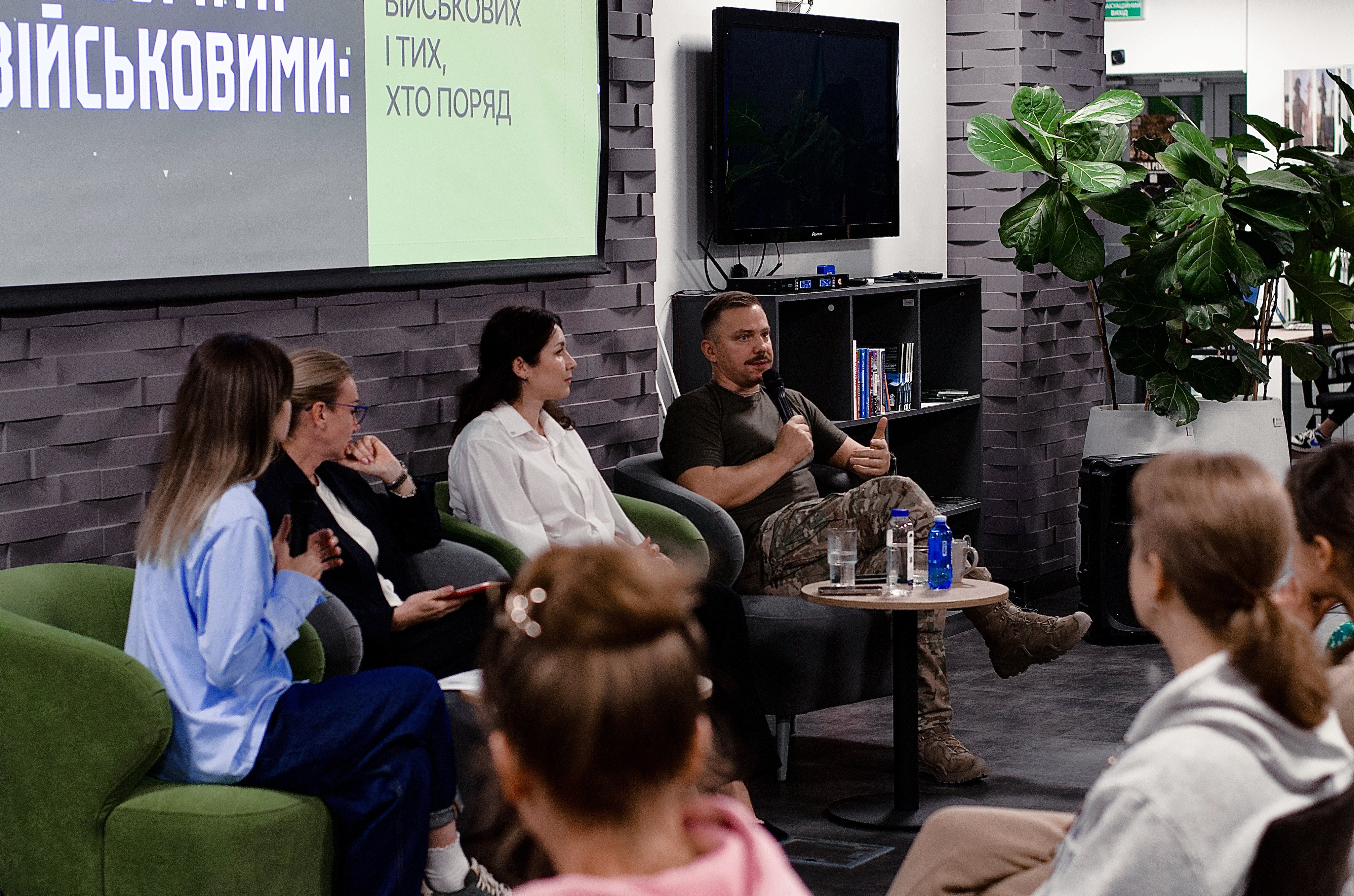 Учасники та учасниці дискусії в Хартія-хабі