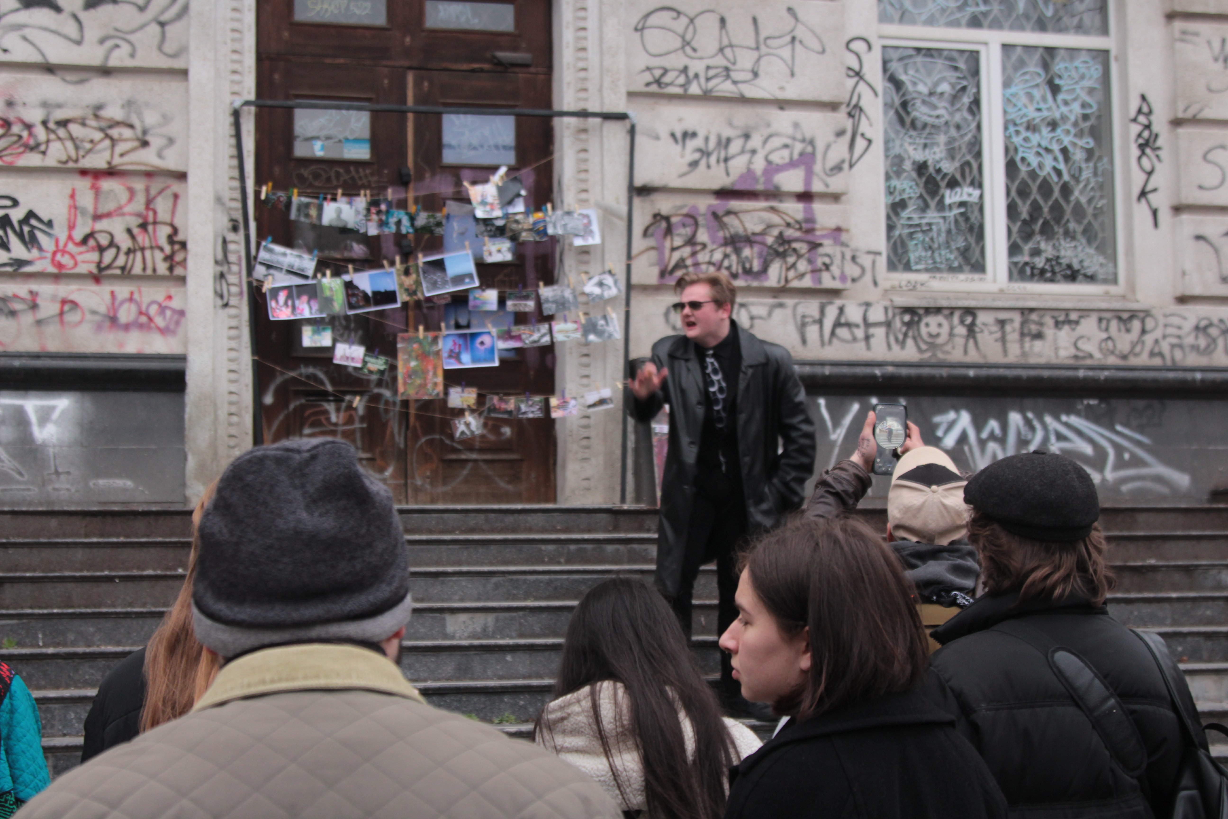 Фрідріх Швальбе виступає у Харкові під час війни (сквер Коцюбинського біля закинутої будівлі Земельного банку)