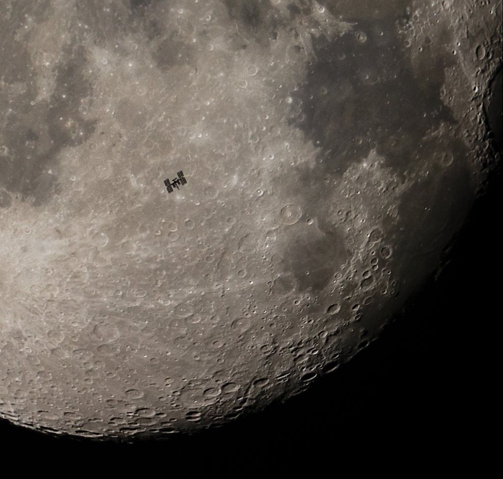 Міжнародна космічна станція пролітає на тлі Місяця: фото Emil Buehler Planetarium