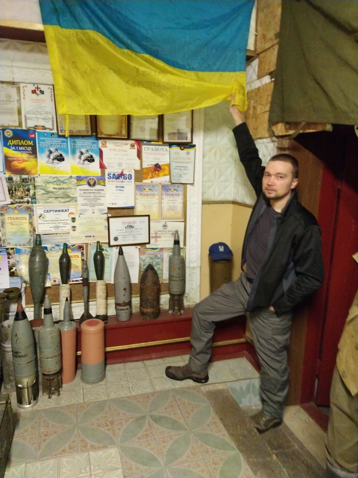 Дмитро Павленко показує навчальні боєприпаси і розповідає про тренінги. Фото автора