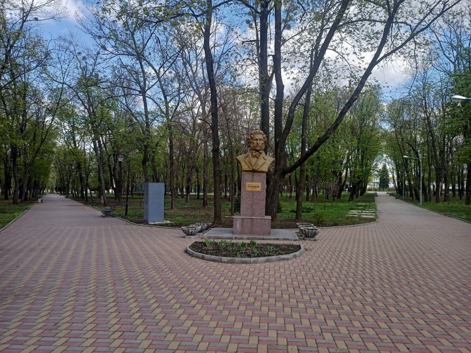 Пам'ятник Пушкіну в однойменному парку в центрі Краматорська