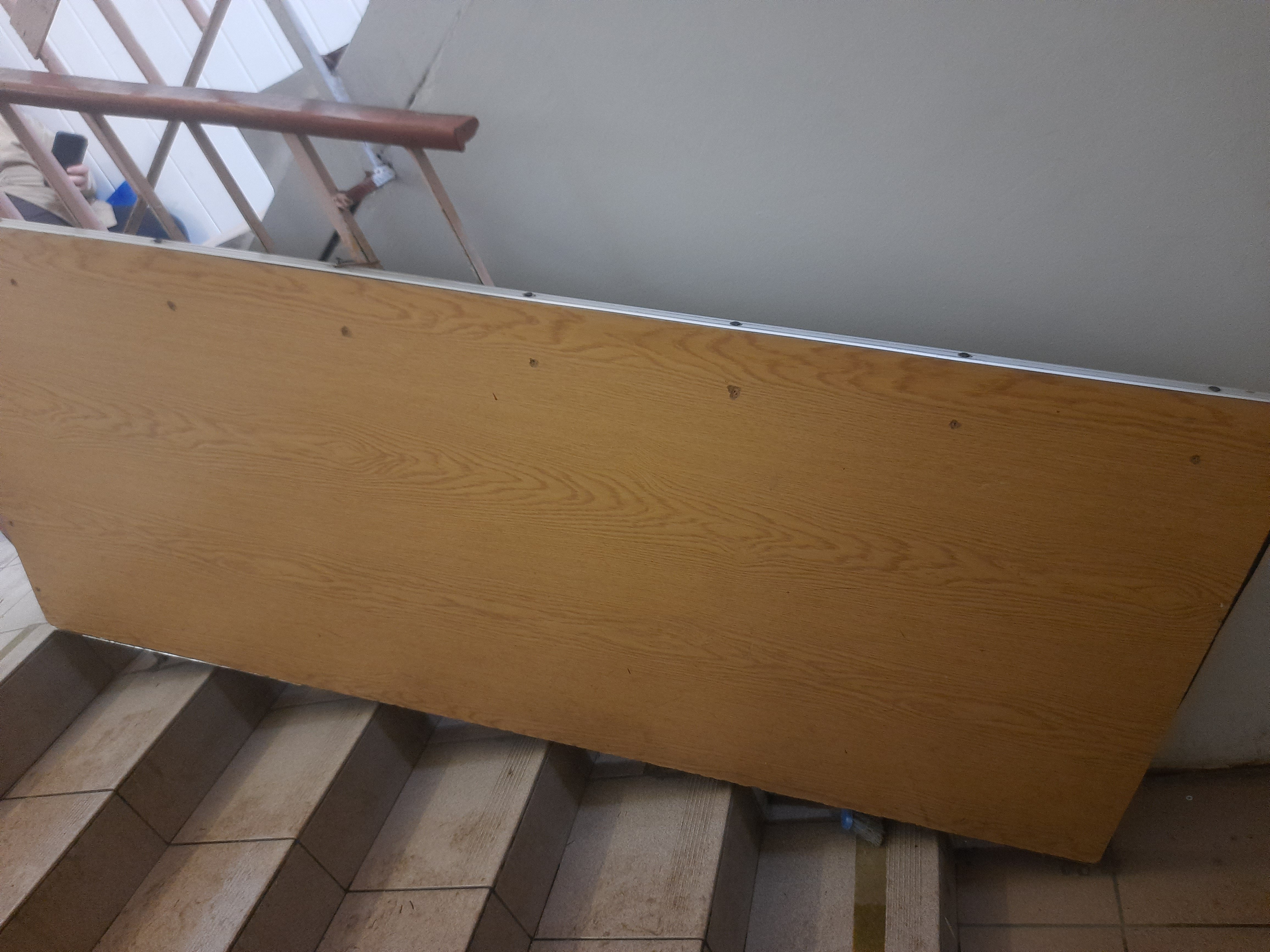 Імпровізований пандус у відділенні Пенсійного на Троєщині зроблений із деревно-стружкової плити