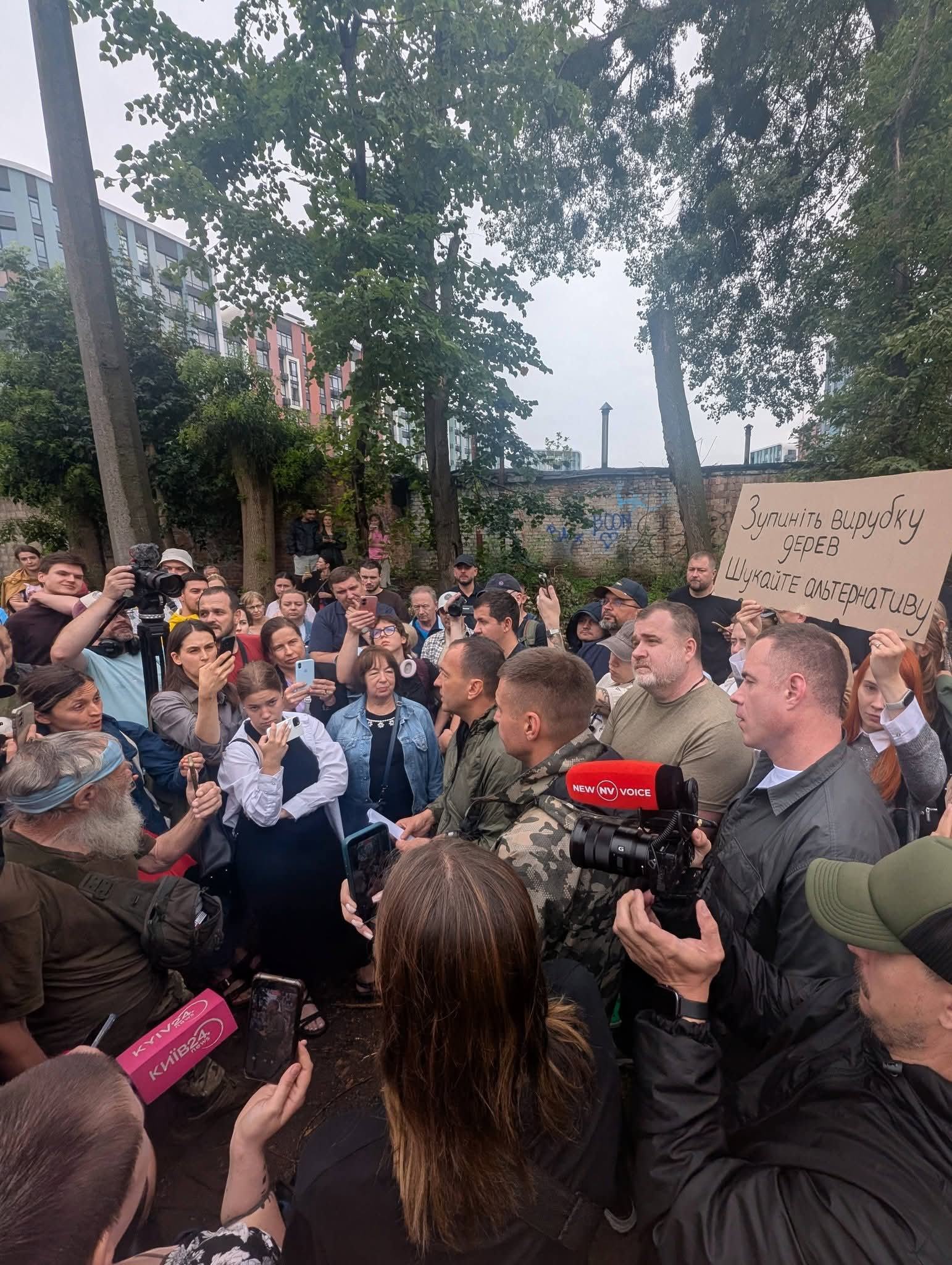Із активістами розмовляє заступник мера Києва Петро Пантелеєв. На фото він в однотонній зеленій куртці, з короткою стрижкою