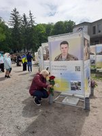 Попередній перегляд Виставка банерів з історіями про полеглих бійців у селі Хохітва. Фото авторки