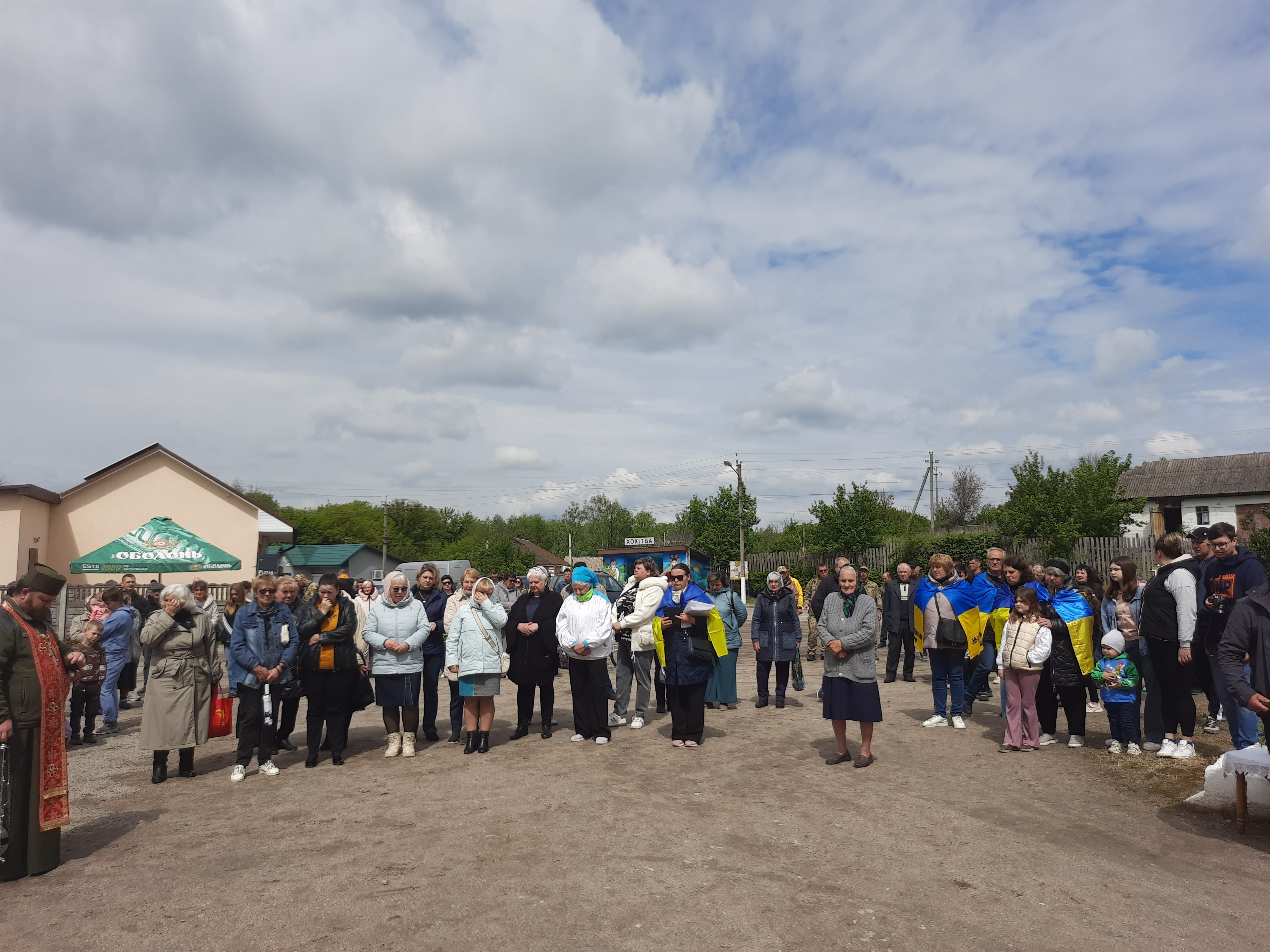 Збори в Хохітві на виставці, яку привезли в село волонтери