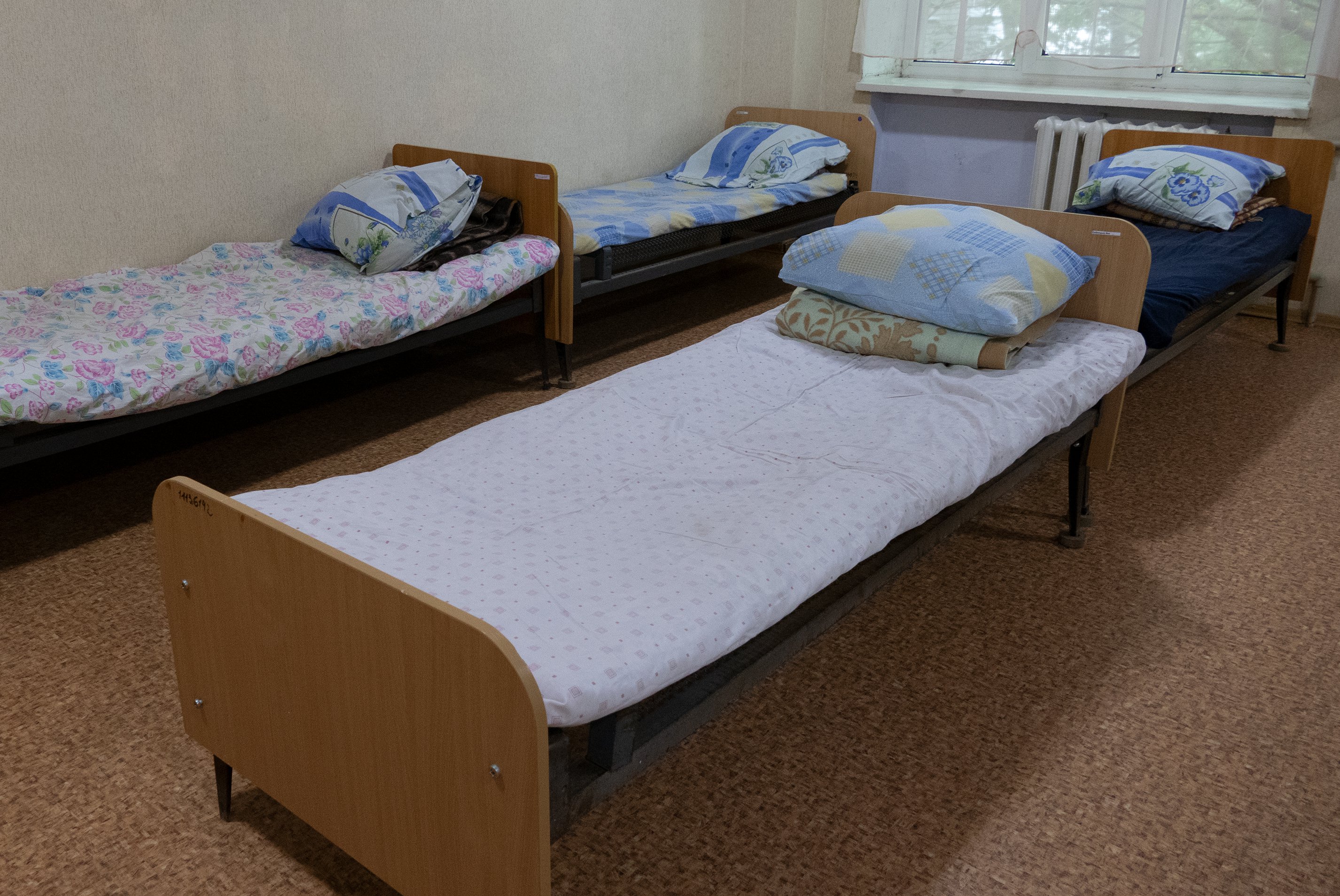 Кімната переселенців з Херсона в приміщенні дитячого інтернату на Миколаївщині. Фото авторки