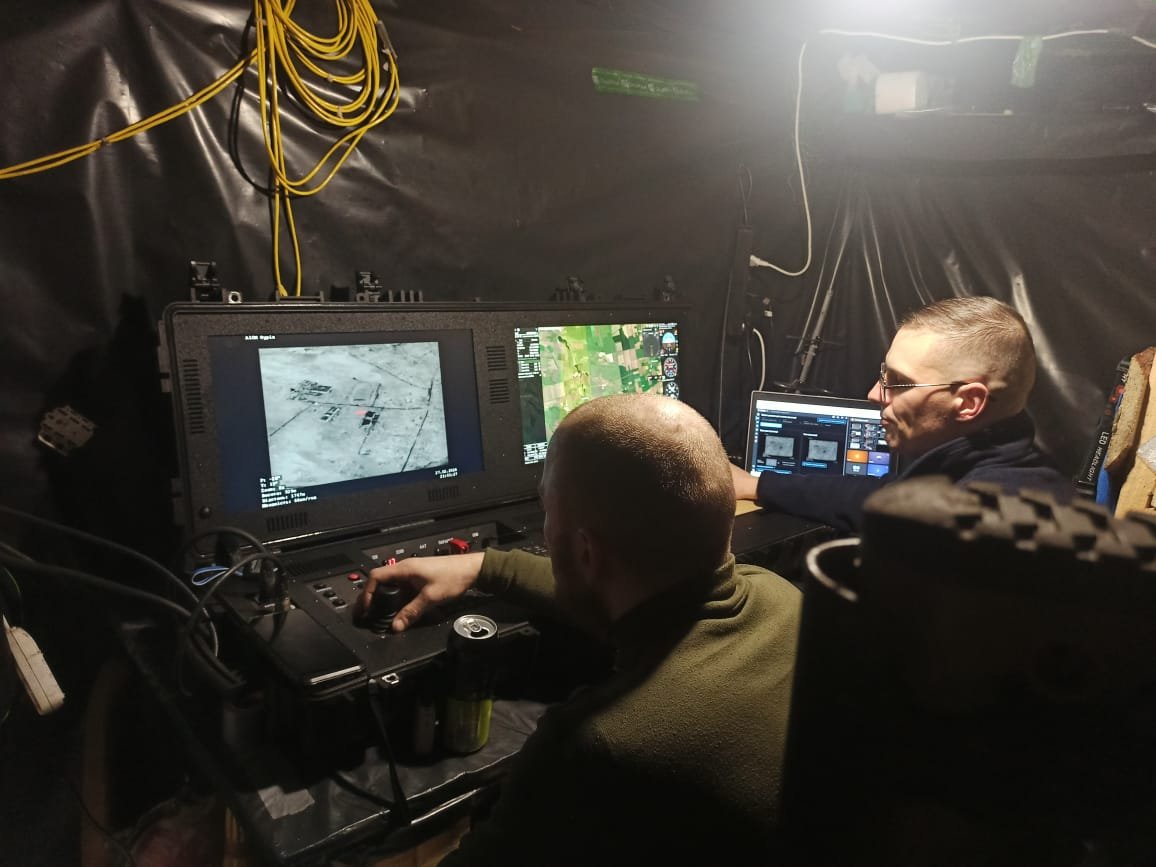 Командир екіпажу «Адвокат» (праворуч) та пілот «Хаггіс» під час виконання однієї з бойових місій