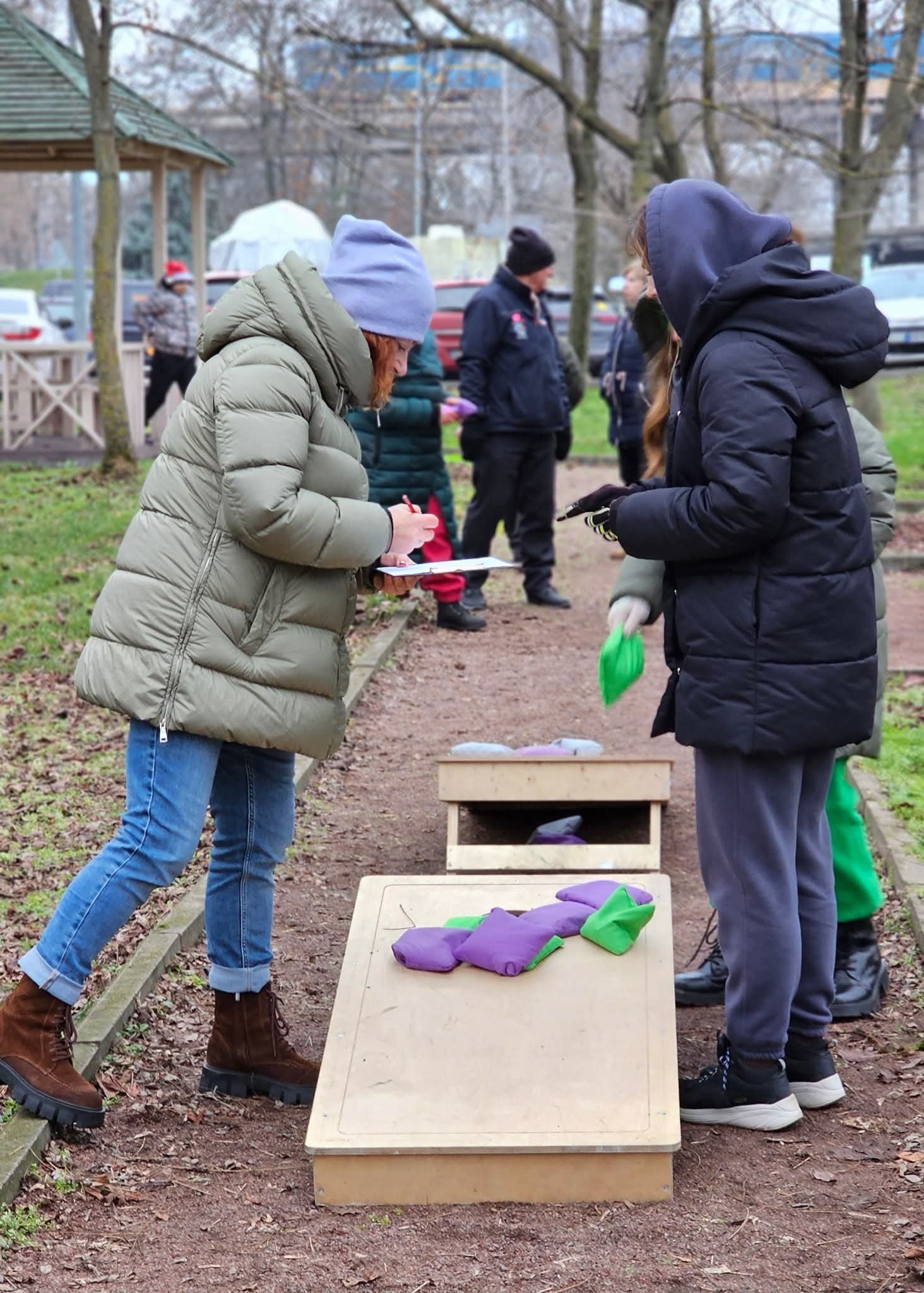 Гра в корнхол під час зустрічі ветеранів та їхніх родин. Фото надане героєм публікації
