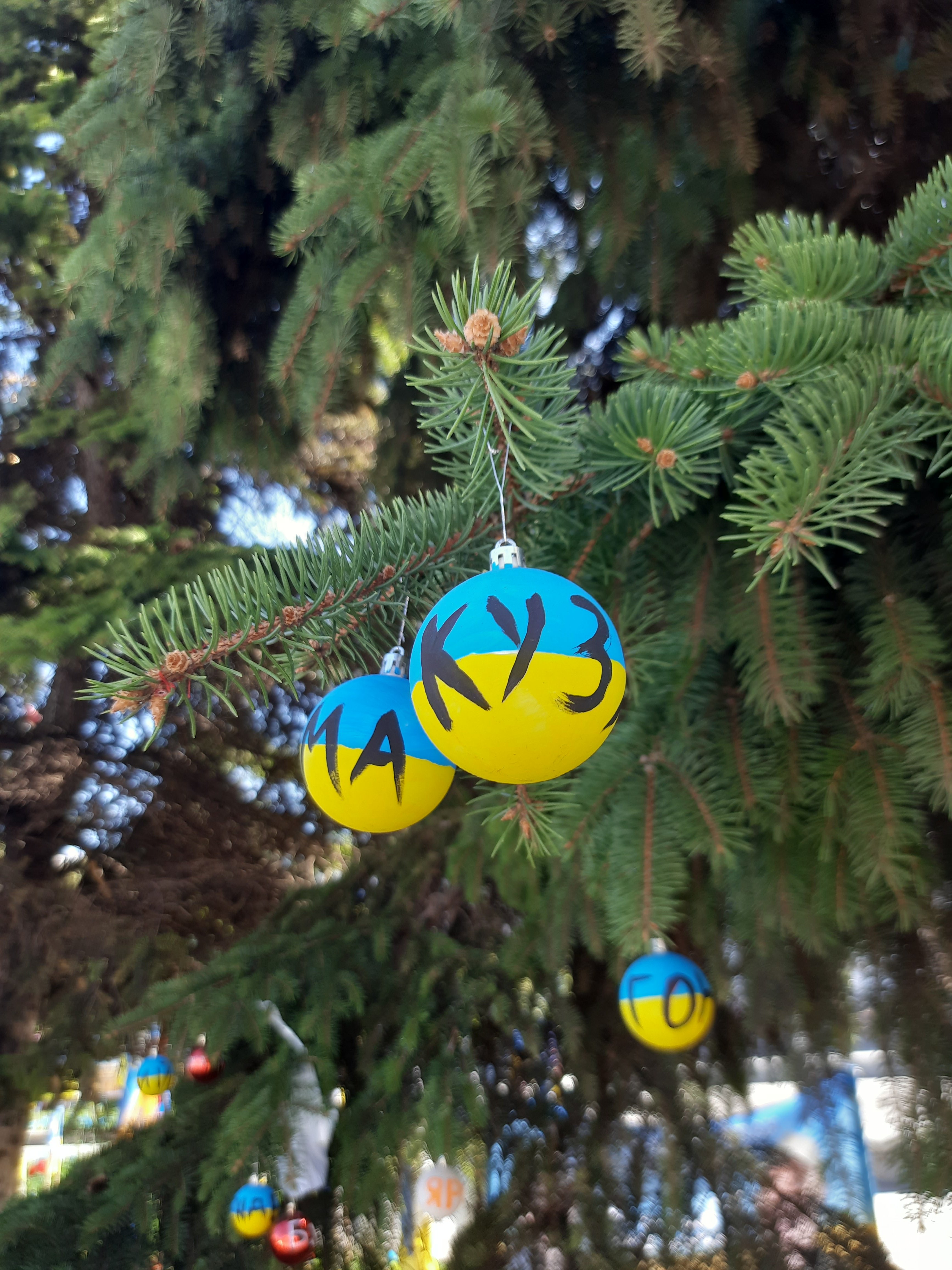 Кульки на ялині