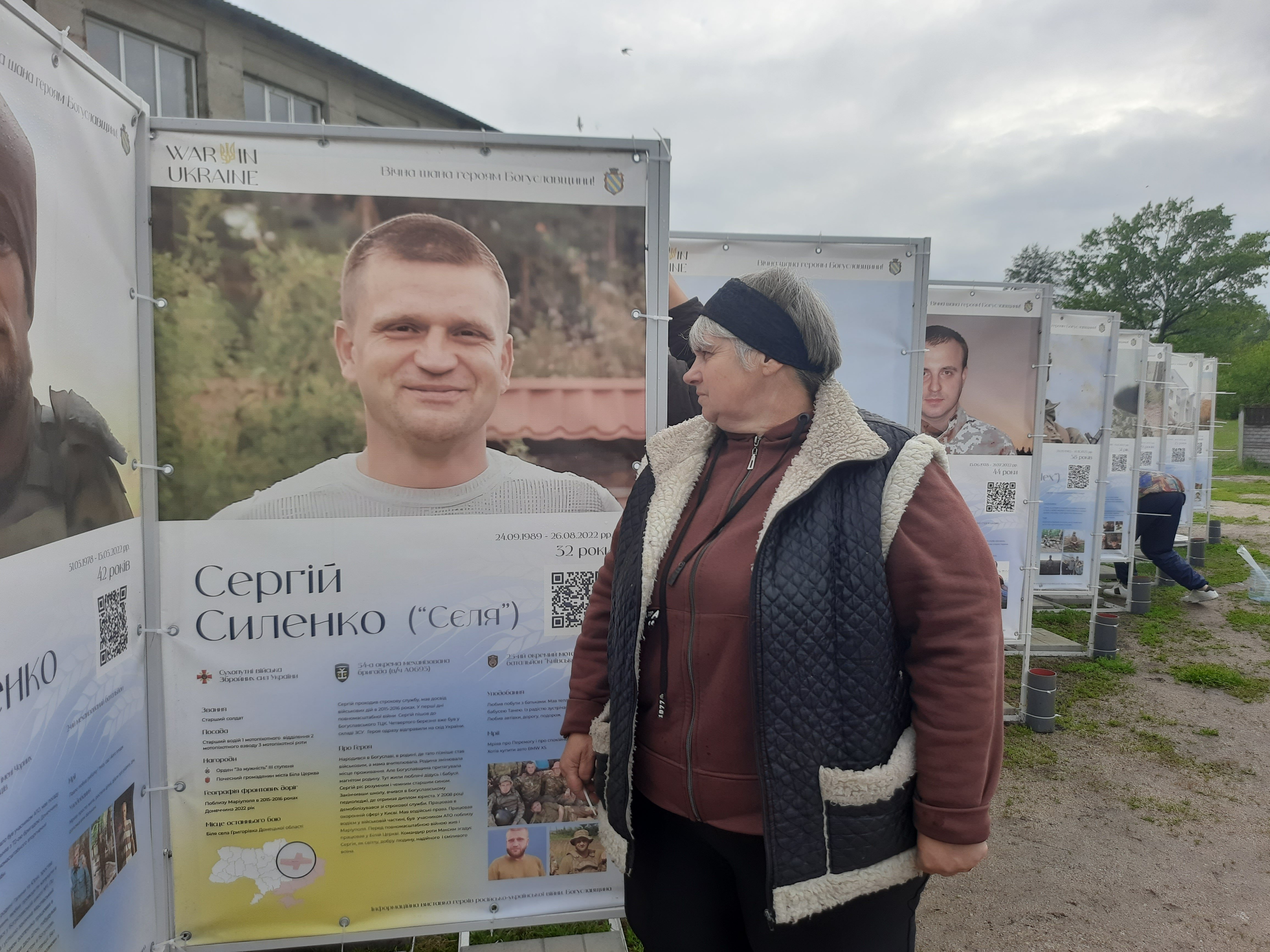 Лариса Силенко поруч із портретом сина