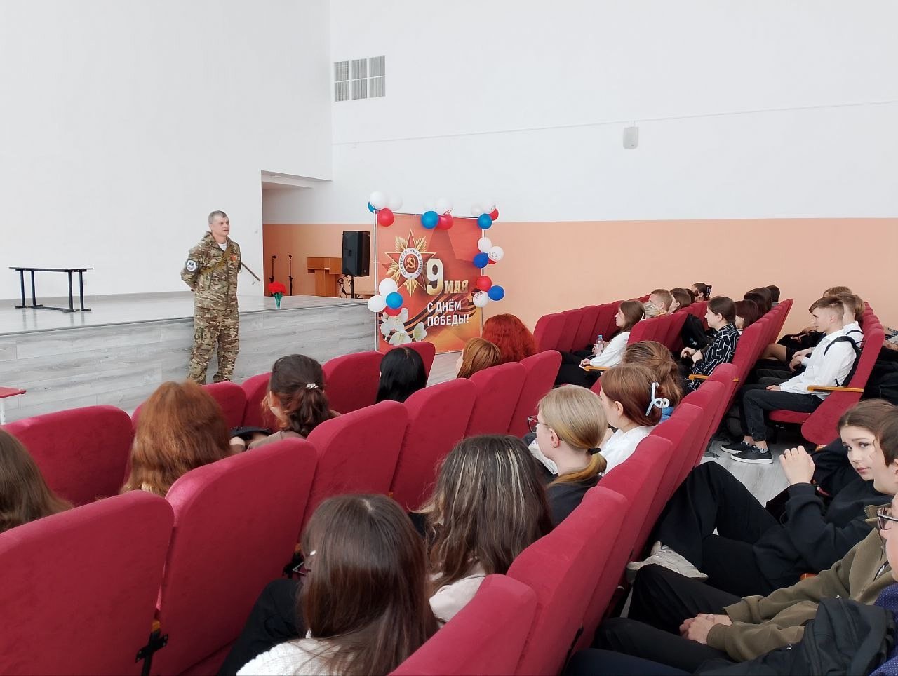Військовий російської окупаційної армії, яка захопила Маріуполь, прийшов на зустріч зі старшокласниками місцевої школи № 47 напередодні Дня перемоги в Другій світовій війні, який російська влада перетворила на привід для пропаганди сучасної війни проти України