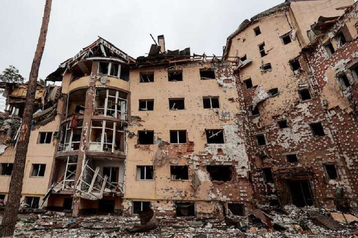 Обстріляний російськими окупантами будинок на Гостомельському шосе в Ірпені.