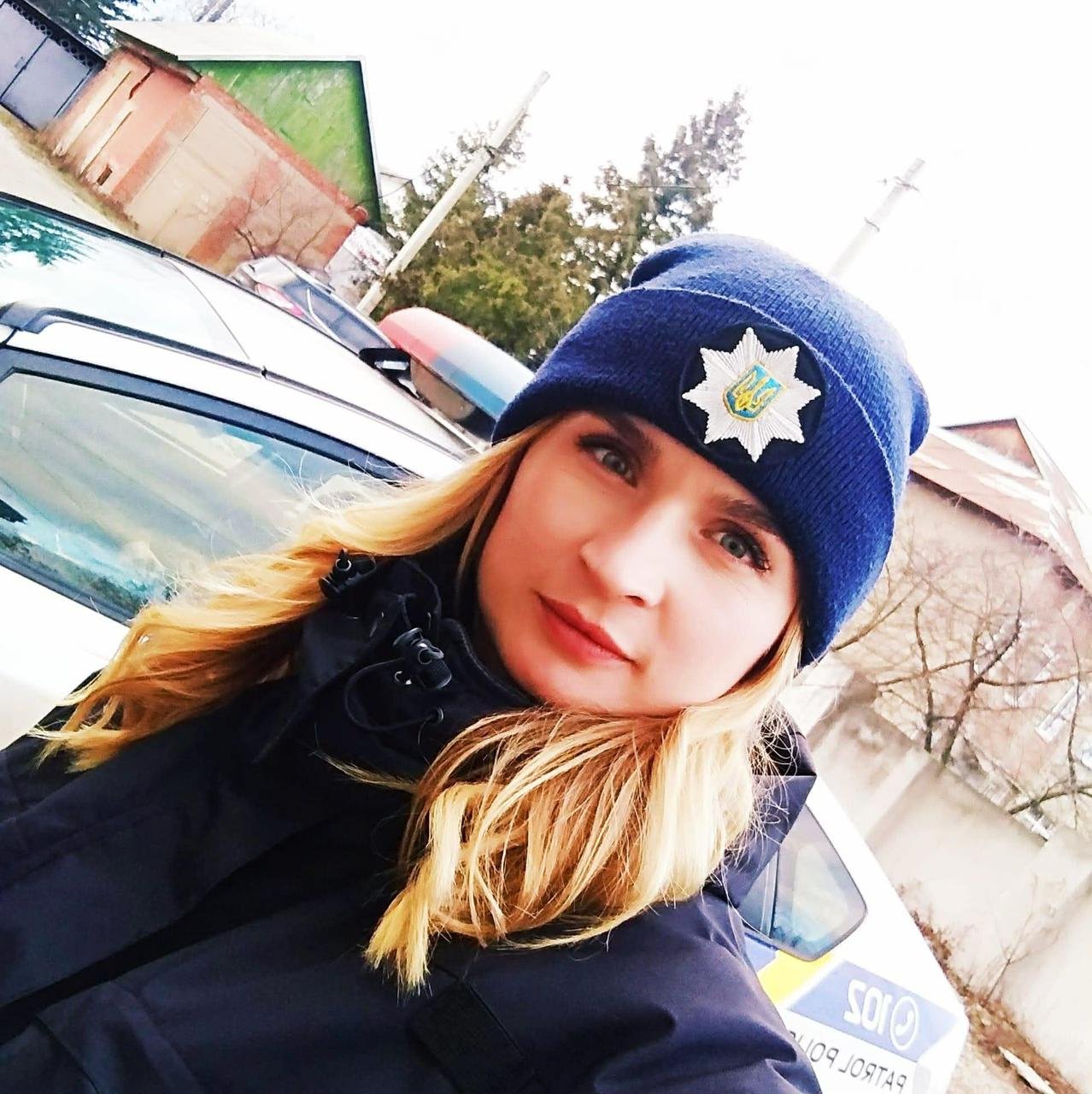 Любов Оліградська біля службового автомобіля