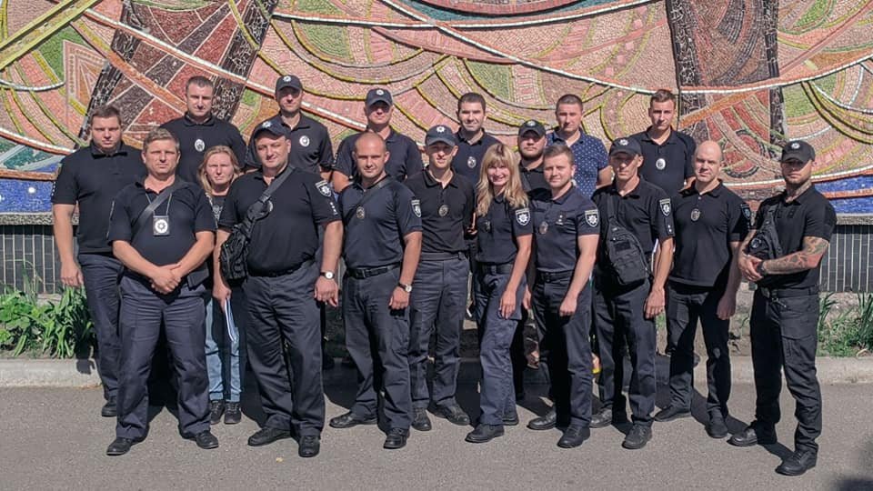 Любов Оліградська (у першому ряду посередині) з колегами