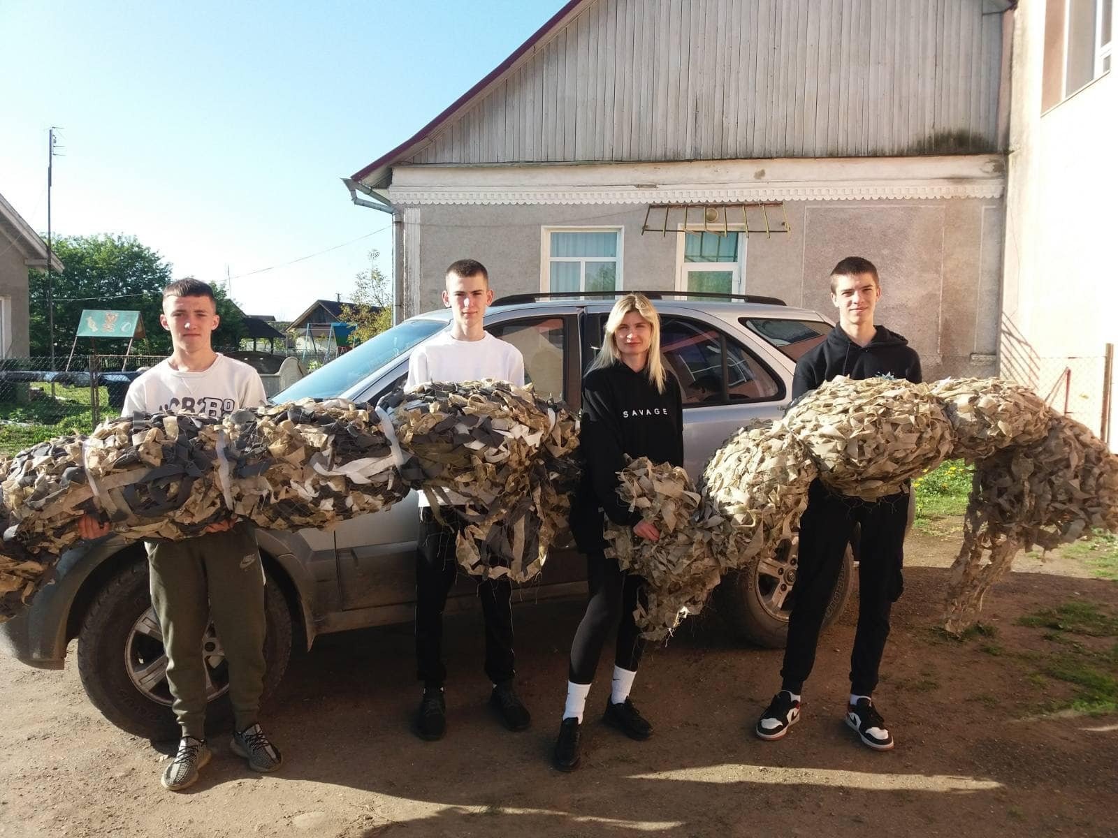 Любов Оліградська нині волонтерить. Сплели для фронту маскувальну сітку