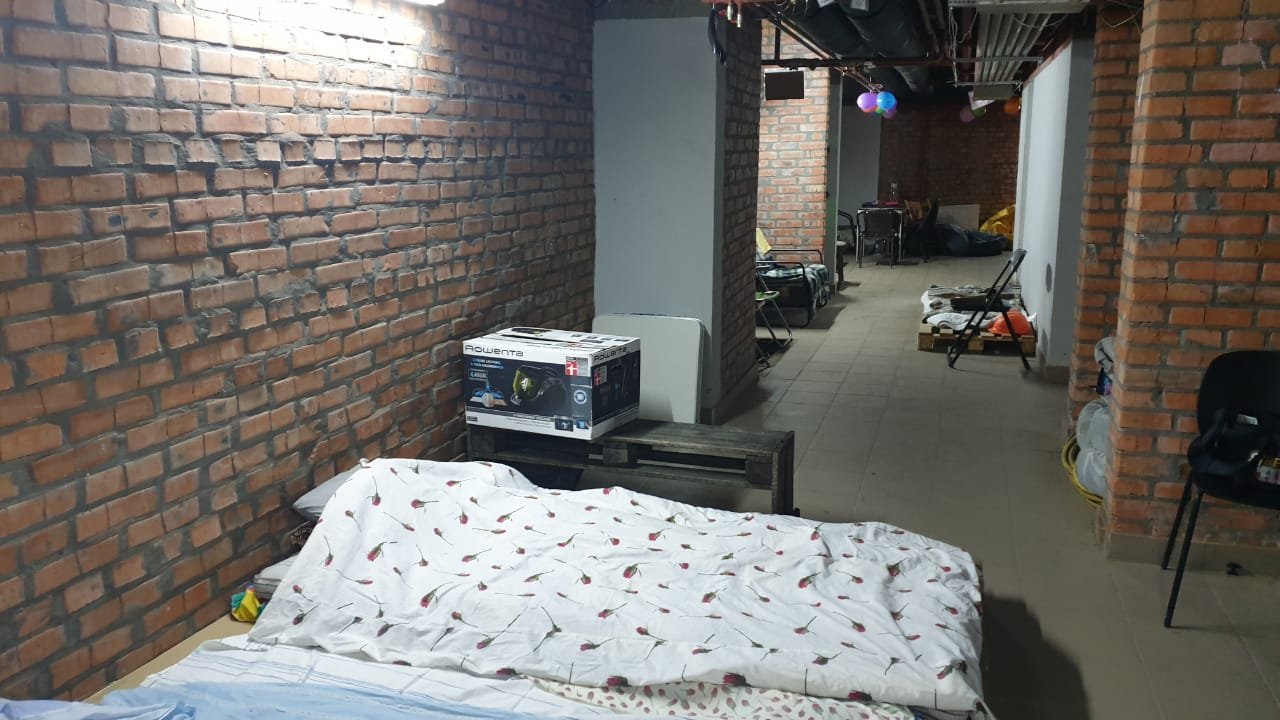 Таке укриття мешканці будинку на вулиці Аболмасова облаштували в паркінгу