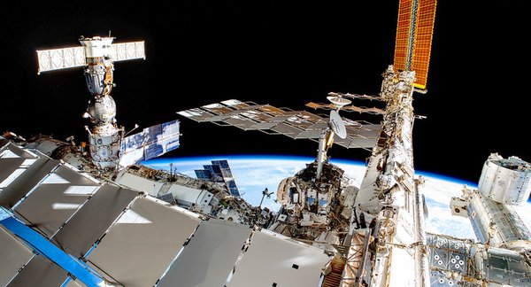 Космічне фото дня: що бачать астронавти, виходячи в космос із МКС