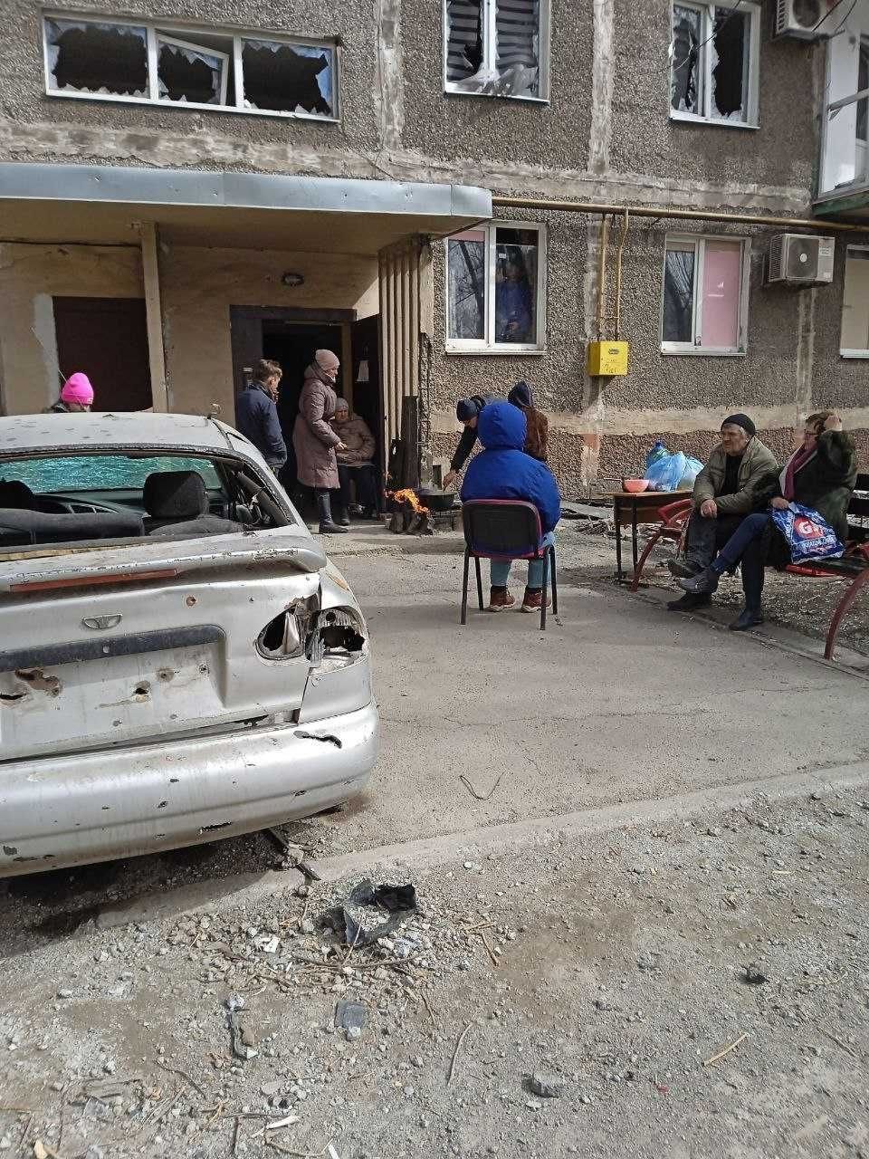 The entrance of the Zavalny family in Mariupol. Photo taken in the first days of the full-scale invasion