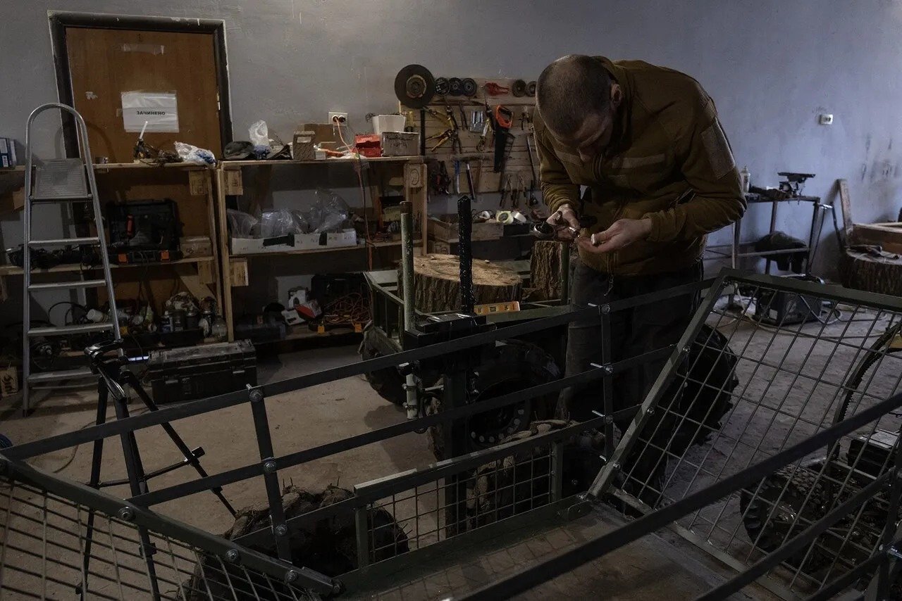 Боець «Хартії» налаштовує один із наземних дронів. Харківська область, січень 2025 року