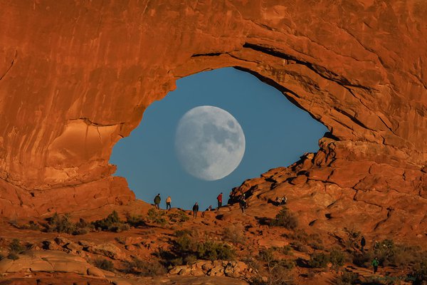 Мистецтво і водночас наукова ілюстрація дня: Місяць як зіниця ока