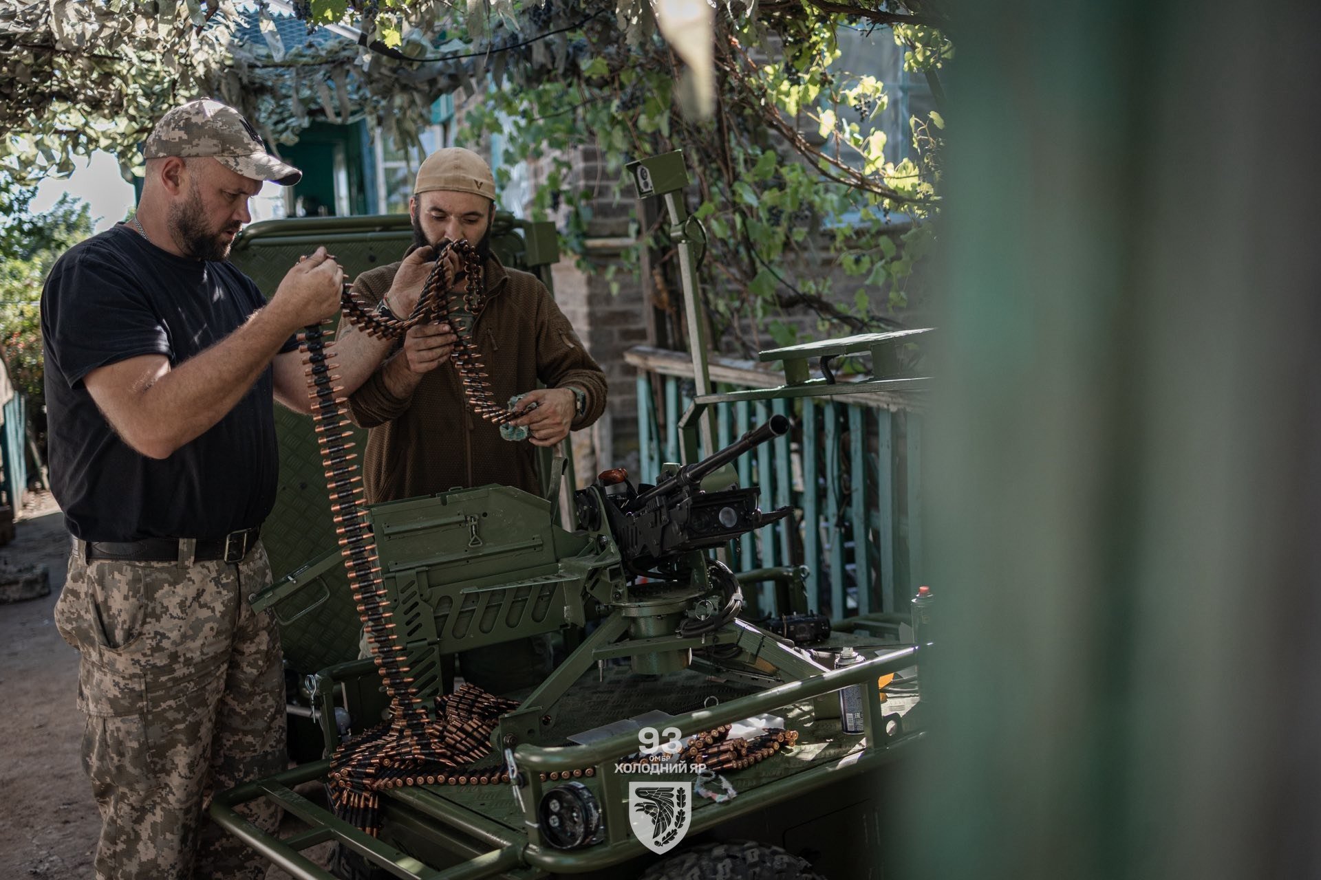 Бійці бригади «Холодний яр» споряджають кулемет, встановлений на наземний роботизований комплекс