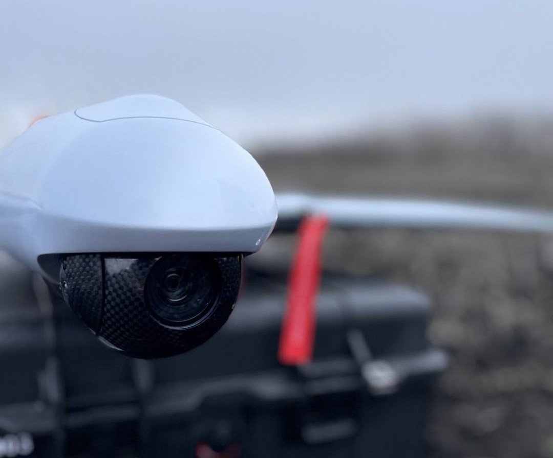 На «Фурію» встановлюють не просто «камеру», а складний модуль, який не трясеться під час польоту. Він має 30-кратний зум, тепловізор і лазерний далекомір-цілевказівник