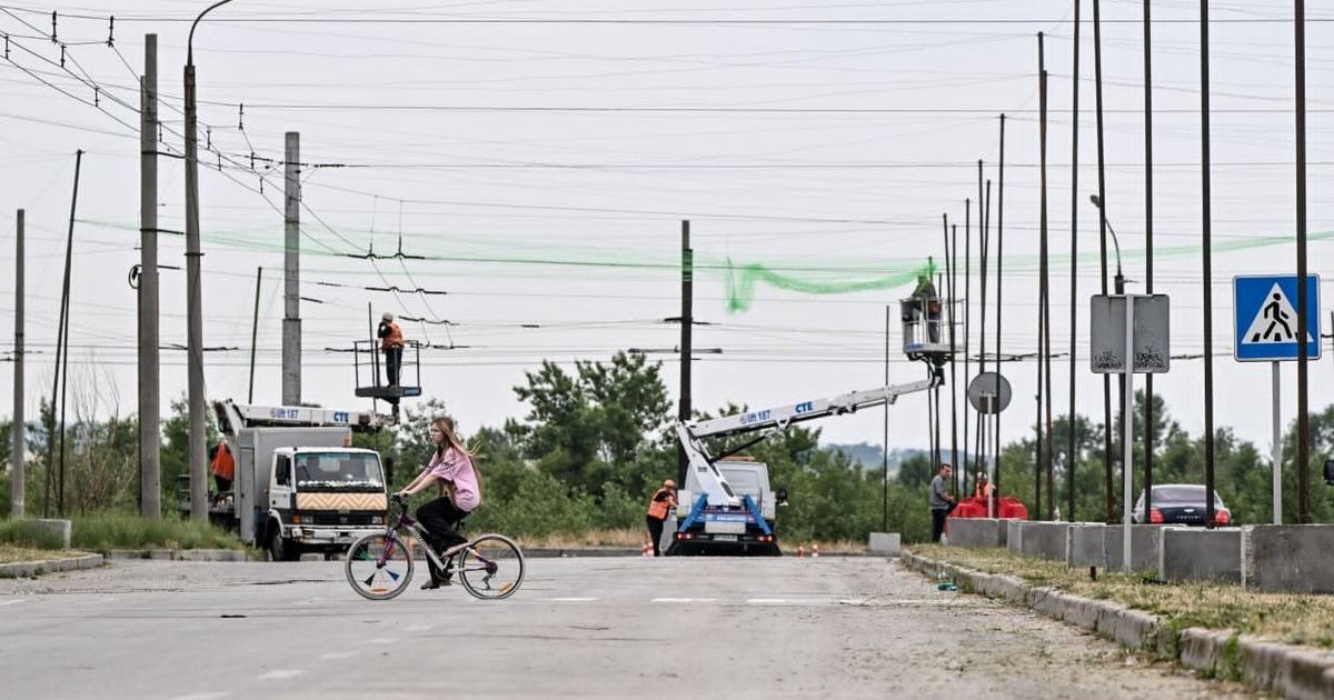 "Everything is working fine. It's just that there are a lot of drones now". How Zaporizhzhia lives under constant Russian attack