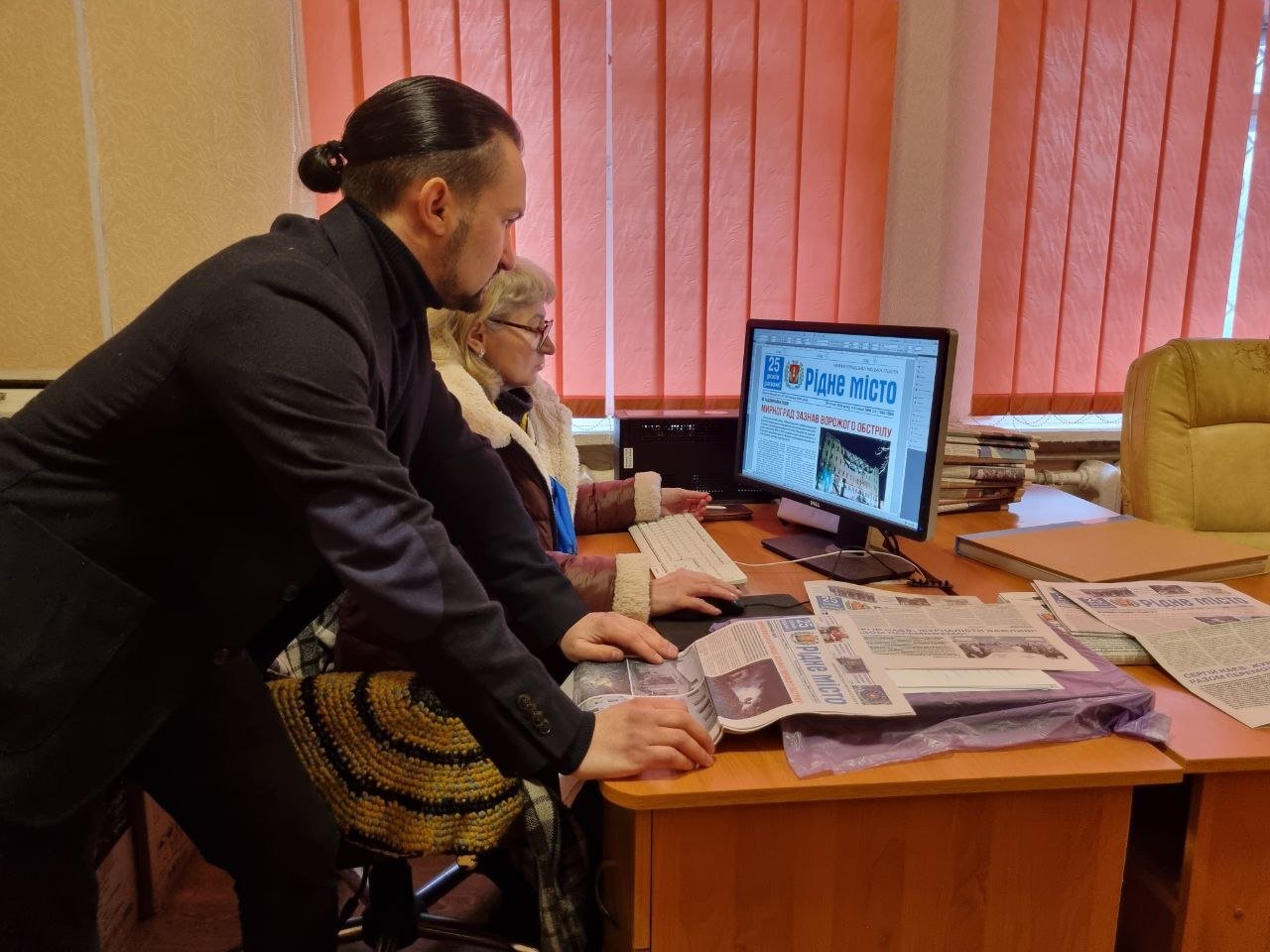 Нонна Кириченко і Максим Забєля працюють над випуском газети «Рідне місто». Фото зроблене ще в рідній редакції в Мирнограді