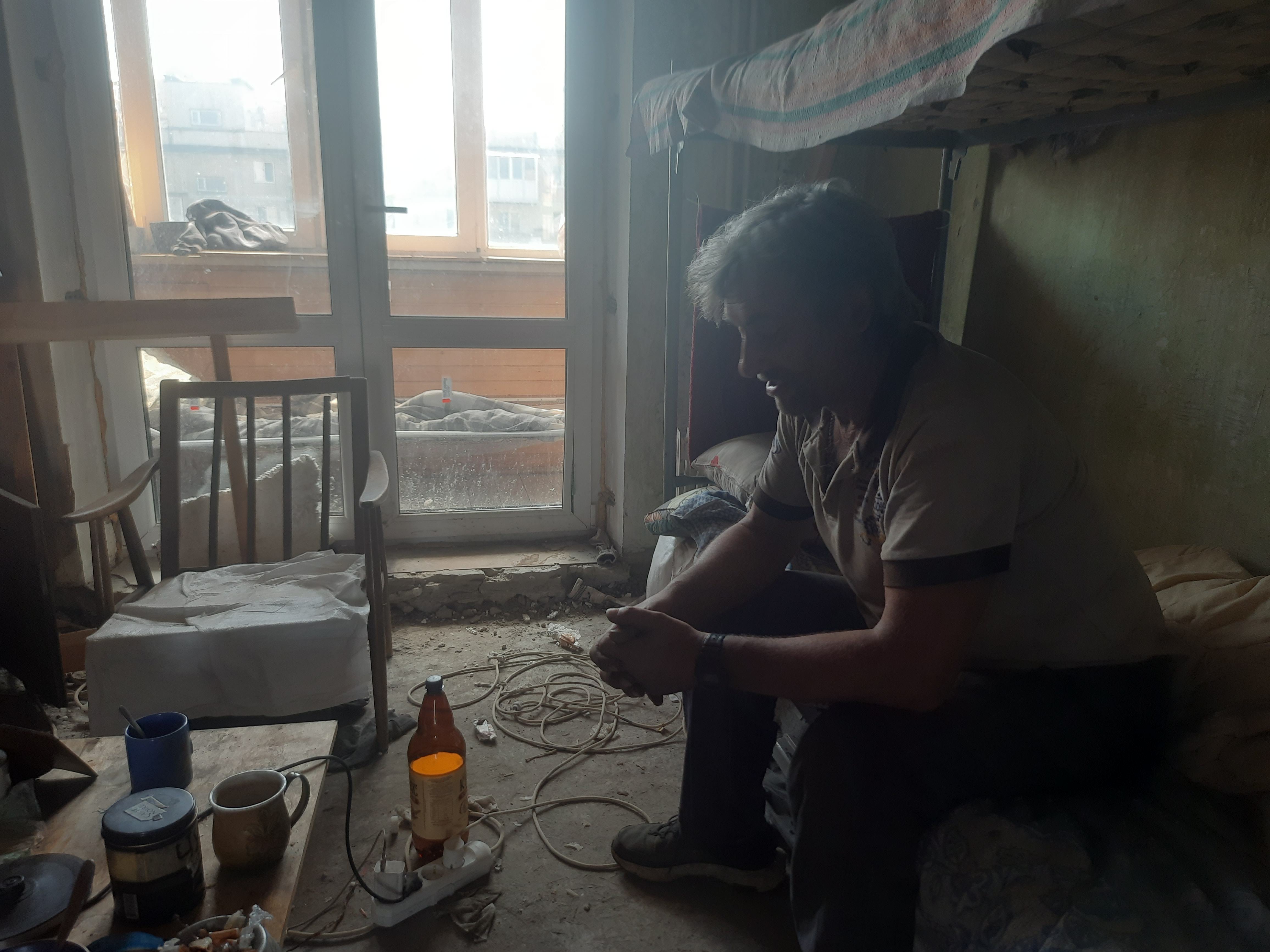 Один із будівельників у квартирі на восьмому поверсі