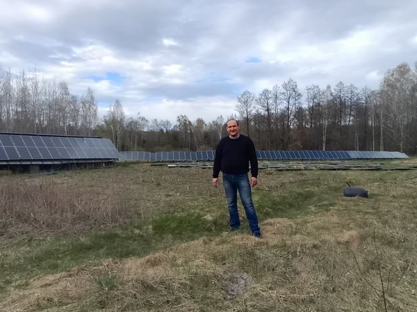 Сонячні панелі, війна й корови. Як колишній киянин впроваджує енергонезалежність у селі неподалік Чорнобиля